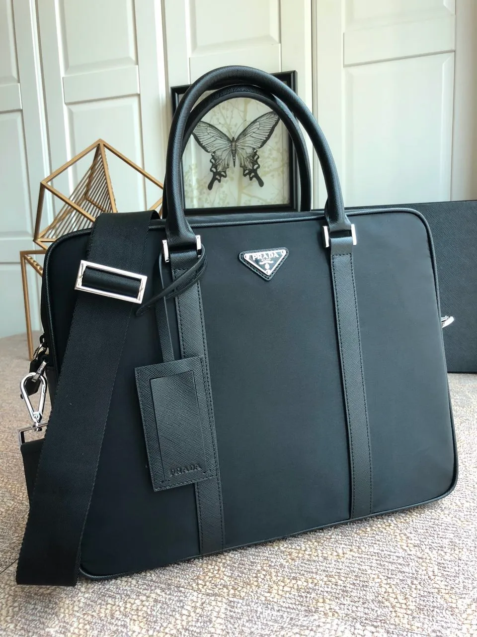 💰1260, the new model 🆕🆕2VE0891 cloth/leather has arrived👏🏻👏🏻Original item👍👍Another classic hit👏🏻👏🏻Using imported parachute fabric, polished steel Quality hardware, nylon lining inside, can be placed on a trolley case🎊🎊, 165 OEM code, length 36x height 28x base 8cm. Lightweight and practical👏🏻👏🏻👏🏻💰💰💰