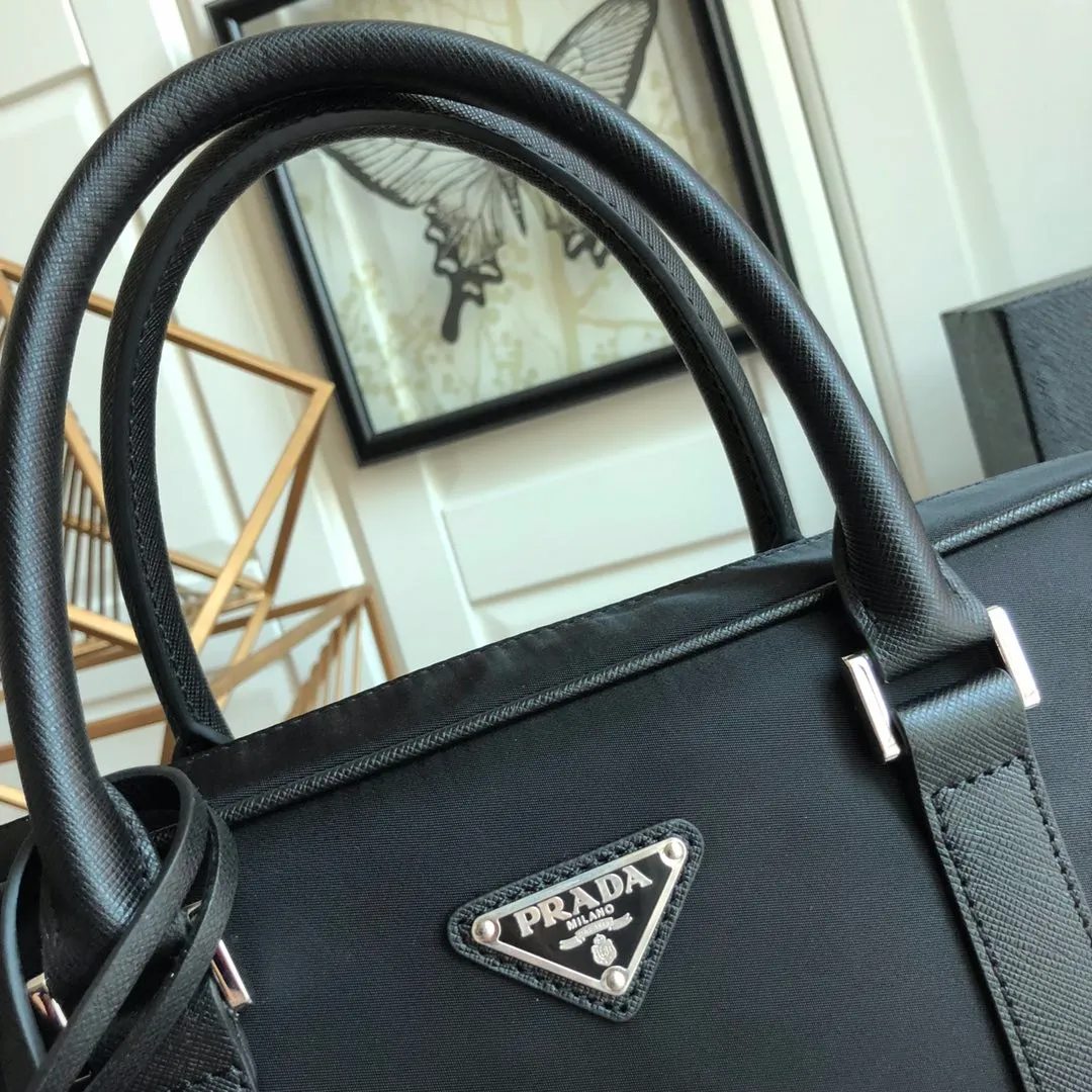 💰1260, the new model 🆕🆕2VE0891 cloth/leather has arrived👏🏻👏🏻Original item👍👍Another classic hit👏🏻👏🏻Using imported parachute fabric, polished steel Quality hardware, nylon lining inside, can be placed on a trolley case🎊🎊, 165 OEM code, length 36x height 28x base 8cm. Lightweight and practical👏🏻👏🏻👏🏻💰💰💰