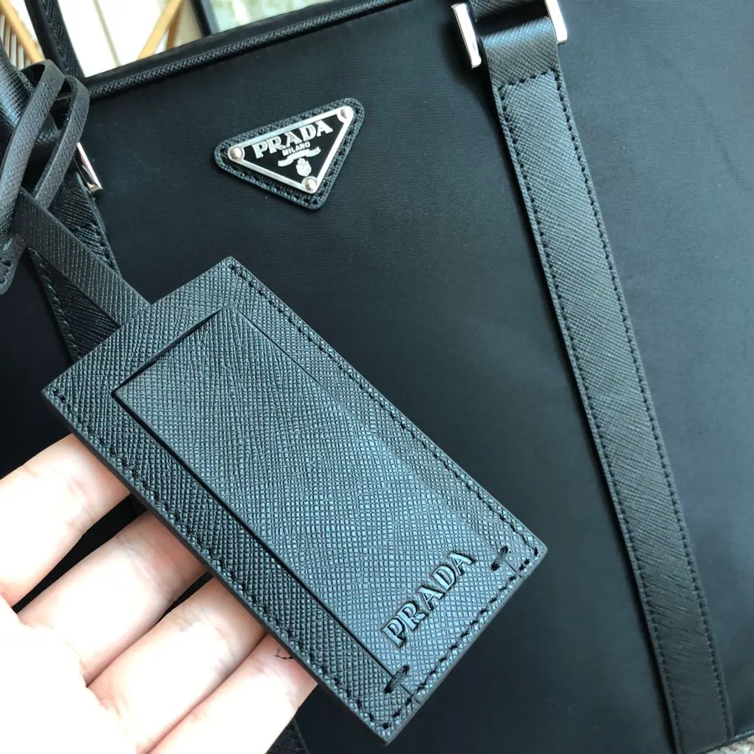 💰1260, the new model 🆕🆕2VE0891 cloth/leather has arrived👏🏻👏🏻Original item👍👍Another classic hit👏🏻👏🏻Using imported parachute fabric, polished steel Quality hardware, nylon lining inside, can be placed on a trolley case🎊🎊, 165 OEM code, length 36x height 28x base 8cm. Lightweight and practical👏🏻👏🏻👏🏻💰💰💰