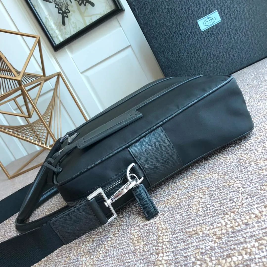 💰1260, the new model 🆕🆕2VE0891 cloth/leather has arrived👏🏻👏🏻Original item👍👍Another classic hit👏🏻👏🏻Using imported parachute fabric, polished steel Quality hardware, nylon lining inside, can be placed on a trolley case🎊🎊, 165 OEM code, length 36x height 28x base 8cm. Lightweight and practical👏🏻👏🏻👏🏻💰💰💰