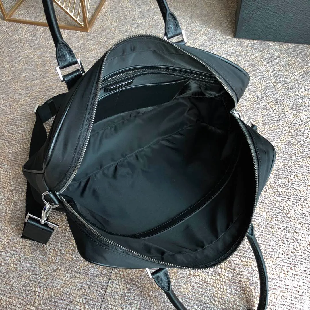 💰1260, the new model 🆕🆕2VE0891 cloth/leather has arrived👏🏻👏🏻Original item👍👍Another classic hit👏🏻👏🏻Using imported parachute fabric, polished steel Quality hardware, nylon lining inside, can be placed on a trolley case🎊🎊, 165 OEM code, length 36x height 28x base 8cm. Lightweight and practical👏🏻👏🏻👏🏻💰💰💰