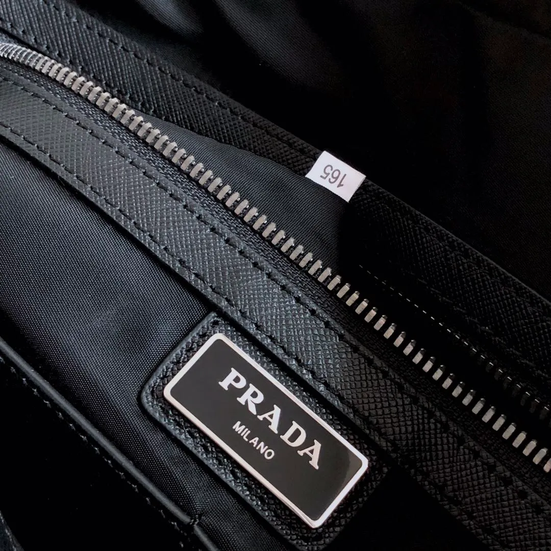 💰1260, the new model 🆕🆕2VE0891 cloth/leather has arrived👏🏻👏🏻Original item👍👍Another classic hit👏🏻👏🏻Using imported parachute fabric, polished steel Quality hardware, nylon lining inside, can be placed on a trolley case🎊🎊, 165 OEM code, length 36x height 28x base 8cm. Lightweight and practical👏🏻👏🏻👏🏻💰💰💰