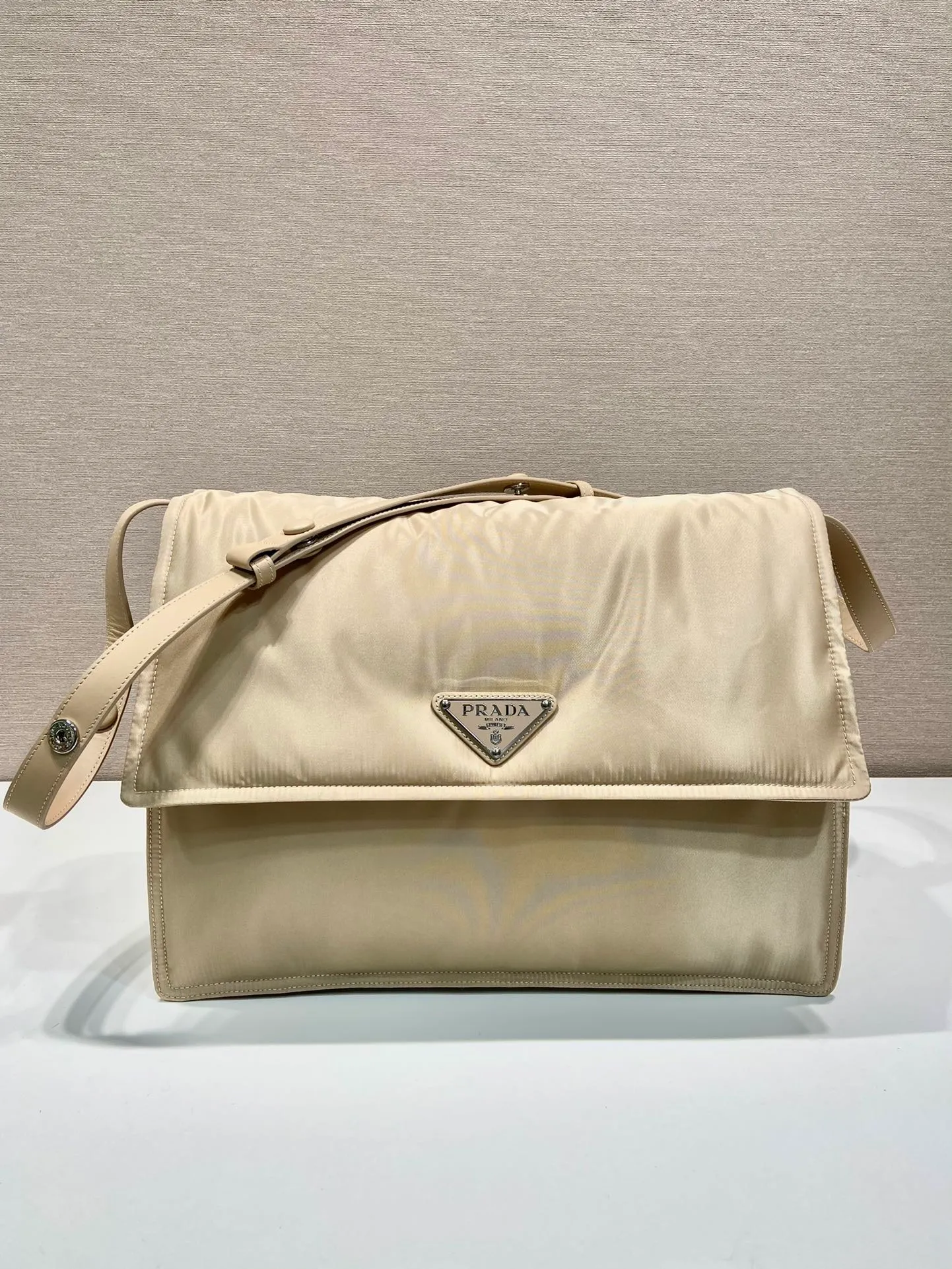 💰1360🎉The popular messenger bag large 🎉New color/milk tea😘😘This shoulder bag is made of unique padded nylon and is equipped with leather shoulder straps and back pockets. The metal accessories give a touch of bright color and the overall low profile Luxurious and versatile, the only difference is that it is not detachable, the design is more simple, and the style is still the same🙊🙊 If you like babies, hurry up and buy it, it is unisex, and it is a popular style that will never go out of style👏👏 Style number 1BD256, length 36x height 28x bottom 14