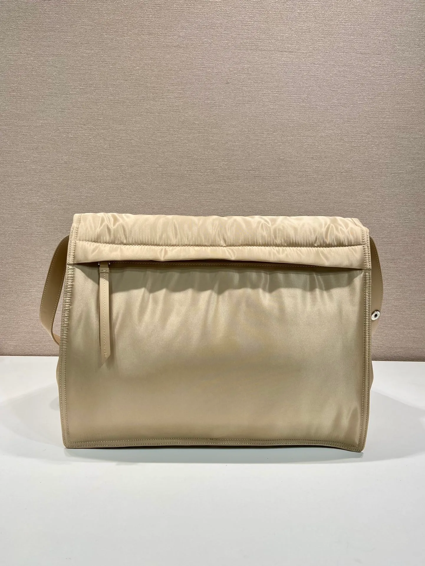 💰1360🎉The popular messenger bag large 🎉New color/milk tea😘😘This shoulder bag is made of unique padded nylon and is equipped with leather shoulder straps and back pockets. The metal accessories give a touch of bright color and the overall low profile Luxurious and versatile, the only difference is that it is not detachable, the design is more simple, and the style is still the same🙊🙊 If you like babies, hurry up and buy it, it is unisex, and it is a popular style that will never go out of style👏👏 Style number 1BD256, length 36x height 28x bottom 14