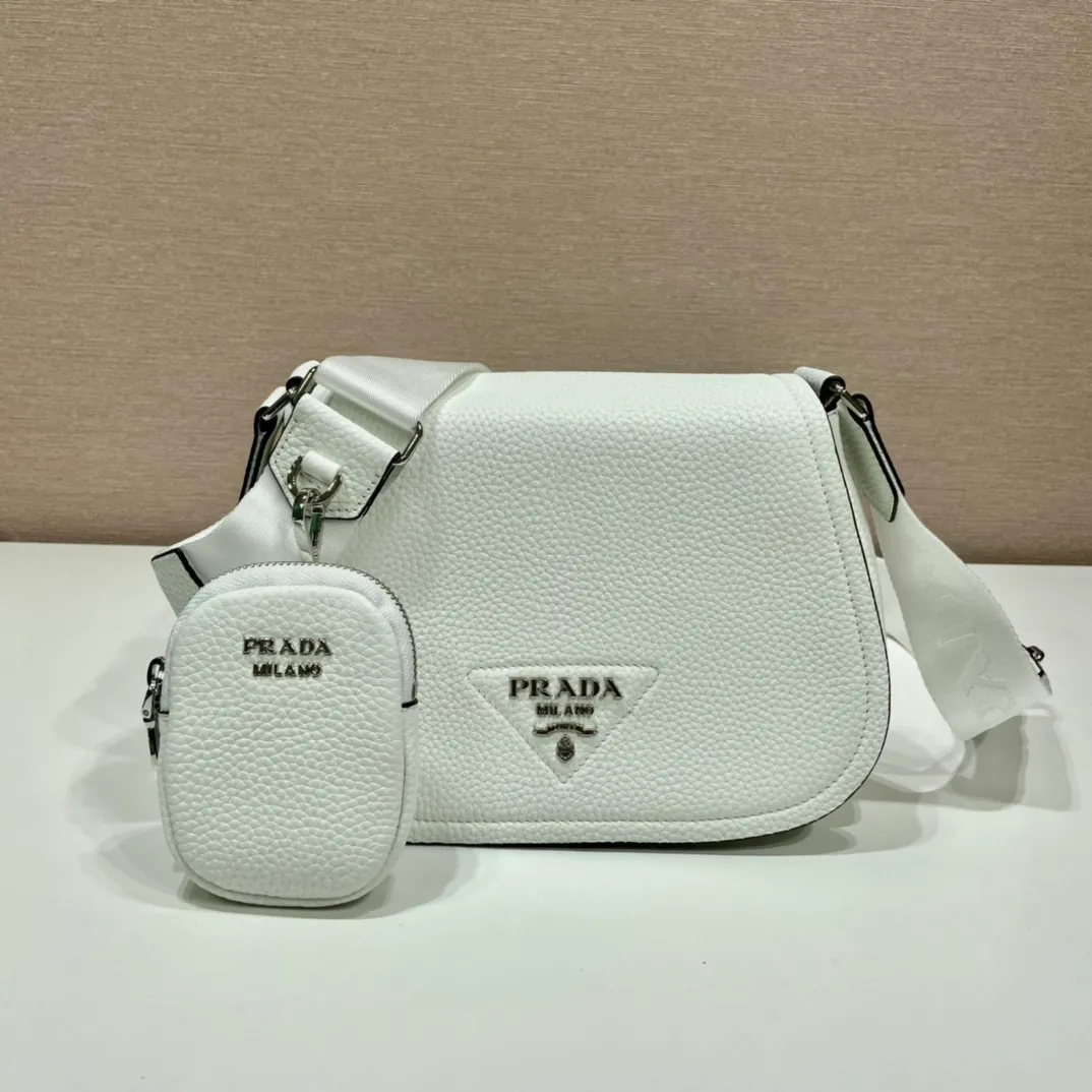 💰1800🎉New model🎉1BD293🎉🎉 This cross-body bag is made of imported deerskin grain cowhide, with a clamshell design and an adjustable long shoulder strap. My favorite is the small bag on the shoulder strap😘It’s so perfect😘, it has large capacity, simple and elegant, and it feels super soft🎉Hurry up and get it🎉 Length 24x height 17x base 9.5cm🎉🎉🎉👏👏👏