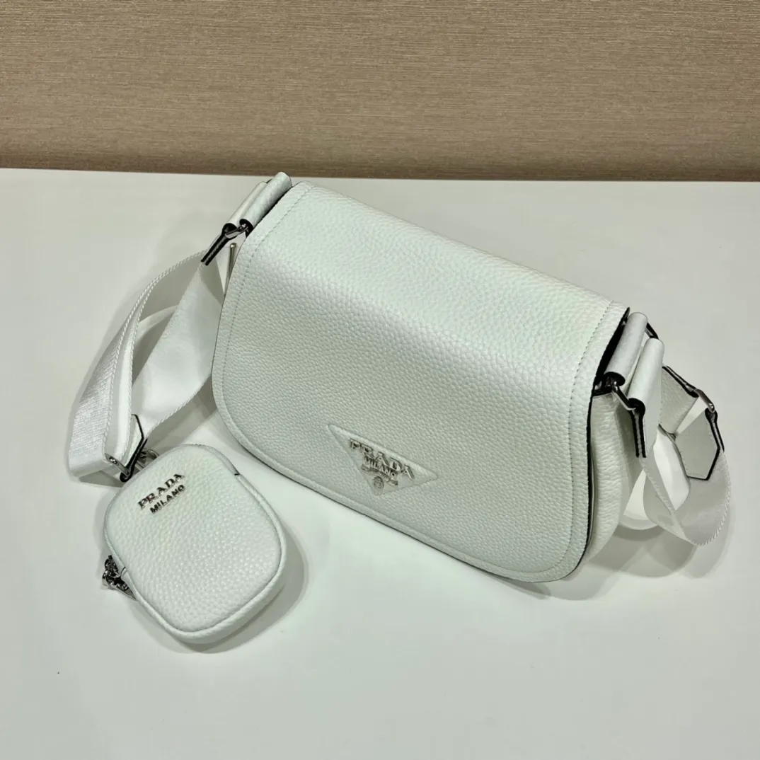 💰1800🎉New model🎉1BD293🎉🎉 This cross-body bag is made of imported deerskin grain cowhide, with a clamshell design and an adjustable long shoulder strap. My favorite is the small bag on the shoulder strap😘It’s so perfect😘, it has large capacity, simple and elegant, and it feels super soft🎉Hurry up and get it🎉 Length 24x height 17x base 9.5cm🎉🎉🎉👏👏👏