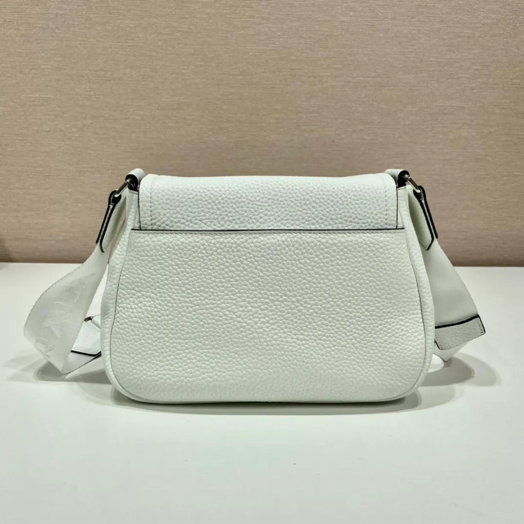 💰1800🎉New model🎉1BD293🎉🎉 This cross-body bag is made of imported deerskin grain cowhide, with a clamshell design and an adjustable long shoulder strap. My favorite is the small bag on the shoulder strap😘It’s so perfect😘, it has large capacity, simple and elegant, and it feels super soft🎉Hurry up and get it🎉 Length 24x height 17x base 9.5cm🎉🎉🎉👏👏👏