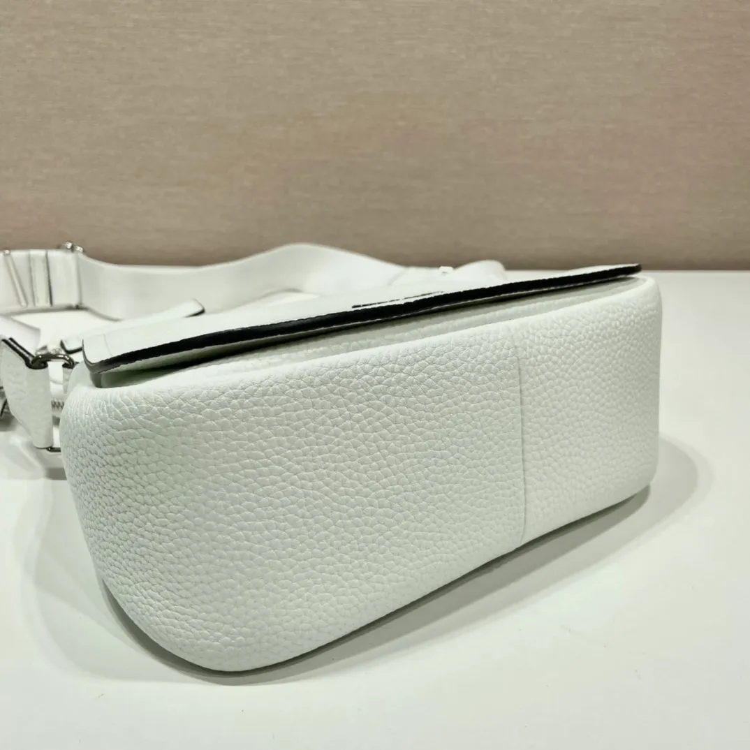 💰1800🎉New model🎉1BD293🎉🎉 This cross-body bag is made of imported deerskin grain cowhide, with a clamshell design and an adjustable long shoulder strap. My favorite is the small bag on the shoulder strap😘It’s so perfect😘, it has large capacity, simple and elegant, and it feels super soft🎉Hurry up and get it🎉 Length 24x height 17x base 9.5cm🎉🎉🎉👏👏👏