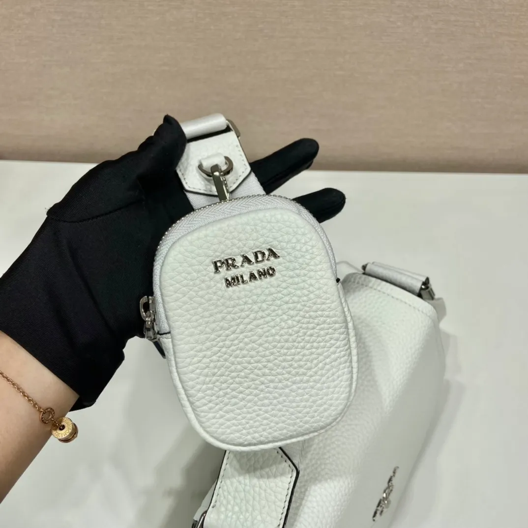 💰1800🎉New model🎉1BD293🎉🎉 This cross-body bag is made of imported deerskin grain cowhide, with a clamshell design and an adjustable long shoulder strap. My favorite is the small bag on the shoulder strap😘It’s so perfect😘, it has large capacity, simple and elegant, and it feels super soft🎉Hurry up and get it🎉 Length 24x height 17x base 9.5cm🎉🎉🎉👏👏👏