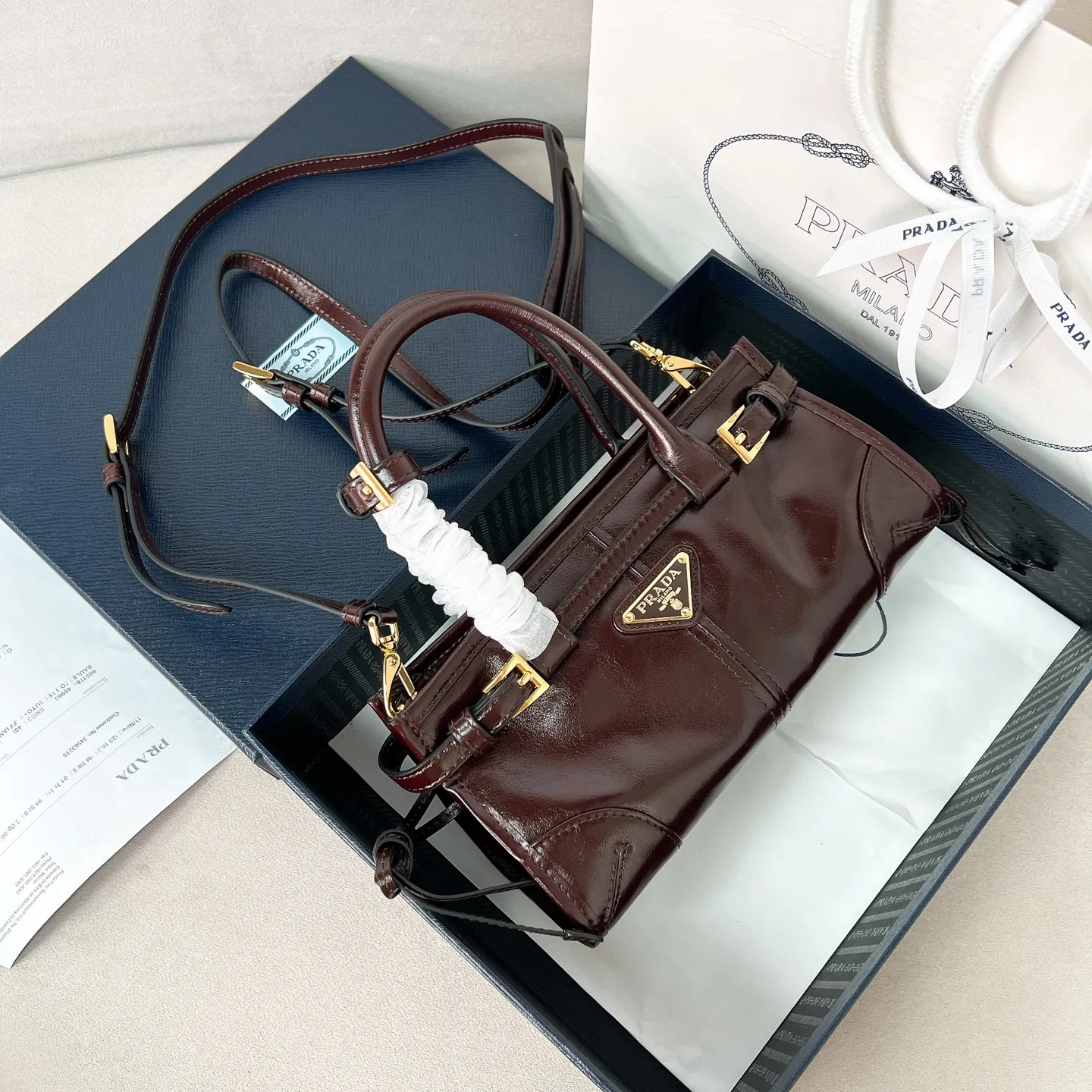 💰1560✨New first launch✨2025 waxed leather LuxSoft-Bonnie handbag mini size 1BA486 Hot-selling LuxSoft-Bonnie handbag Retro waxed leather with gold hardware Iconic triangle logo Comes with a long shoulder strap Can be carried on one shoulder or crossbody The fashionable feel is straight forward The design is casual, simple, refined and practical A retro style bag suitable for daily travel The upper body is really cool and sassy, retro➕fashionable and instant. Size 23.5*12*9​