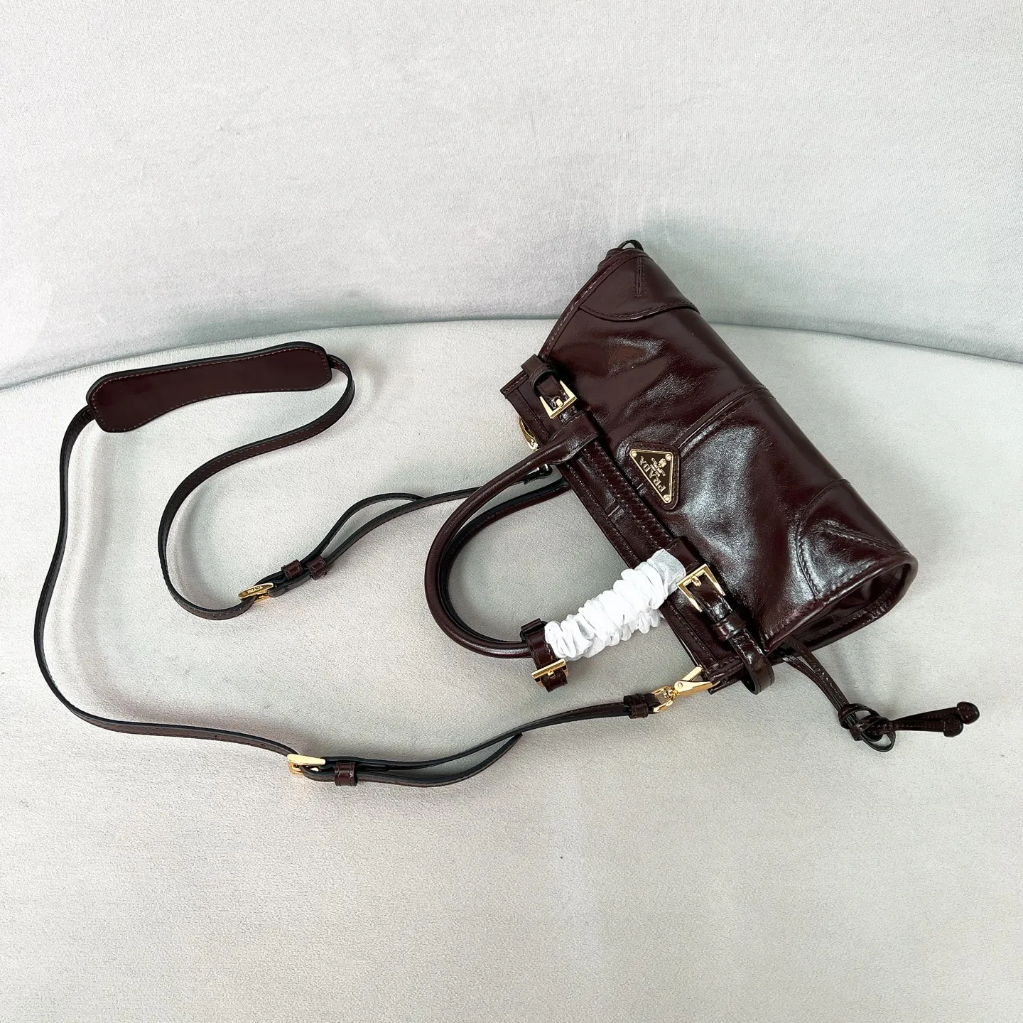 💰1560✨New first launch✨2025 waxed leather LuxSoft-Bonnie handbag mini size 1BA486 Hot-selling LuxSoft-Bonnie handbag Retro waxed leather with gold hardware Iconic triangle logo Comes with a long shoulder strap Can be carried on one shoulder or crossbody The fashionable feel is straight forward The design is casual, simple, refined and practical A retro style bag suitable for daily travel The upper body is really cool and sassy, retro➕fashionable and instant. Size 23.5*12*9​