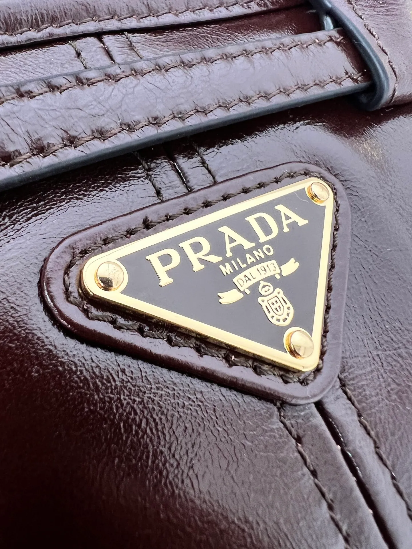 💰1560✨New first launch✨2025 waxed leather LuxSoft-Bonnie handbag mini size 1BA486 Hot-selling LuxSoft-Bonnie handbag Retro waxed leather with gold hardware Iconic triangle logo Comes with a long shoulder strap Can be carried on one shoulder or crossbody The fashionable feel is straight forward The design is casual, simple, refined and practical A retro style bag suitable for daily travel The upper body is really cool and sassy, retro➕fashionable and instant. Size 23.5*12*9​