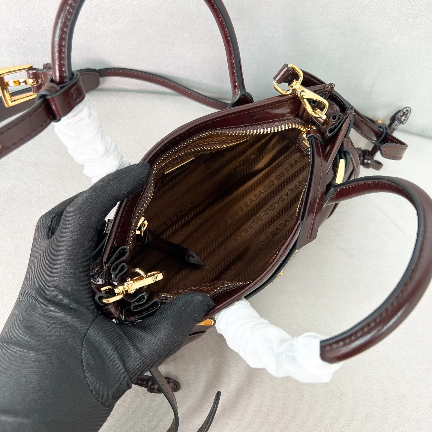 💰1560✨New first launch✨2025 waxed leather LuxSoft-Bonnie handbag mini size 1BA486 Hot-selling LuxSoft-Bonnie handbag Retro waxed leather with gold hardware Iconic triangle logo Comes with a long shoulder strap Can be carried on one shoulder or crossbody The fashionable feel is straight forward The design is casual, simple, refined and practical A retro style bag suitable for daily travel The upper body is really cool and sassy, retro➕fashionable and instant. Size 23.5*12*9​