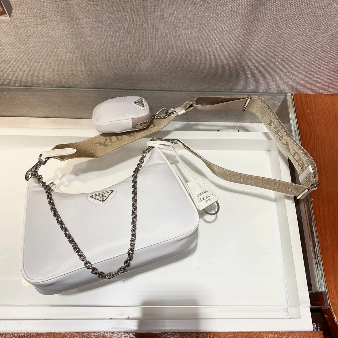 ✨Breaking hot new colors✨🎉New model 1BH204, nylon Hobo handbag/underarm bag😘😘Hobo, which is popular in the fashion circle due to the crazy cultivation of internet celebrity sisters, has a new model! 👏👏The design of this Hobo bag is great👍👍One bag with three uses😘😘waist bag/crossbody/single shoulder bag👍👍The handle is replaced by a chain. When the armpit bag is a little more sexy, it is also equipped with a long shoulder strap. What I love most is that the shoulder strap also has a small pendant (small bag), which can also be hung with other bags and pants as accessories. 🙊🙊There is no problem in matching various clothes in normal times😘😘Babies, hurry up and get it, it’s so beautiful🙊🙊Dimensions: Length 22X Height 12x Bottom 6cm👏👏👏💰💰💰 P1000