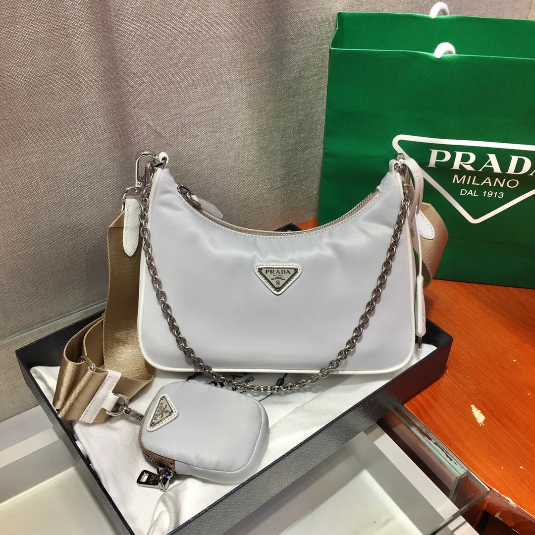 ✨Breaking hot new colors✨🎉New model 1BH204, nylon Hobo handbag/underarm bag😘😘Hobo, which is popular in the fashion circle due to the crazy cultivation of internet celebrity sisters, has a new model! 👏👏The design of this Hobo bag is great👍👍One bag with three uses😘😘waist bag/crossbody/single shoulder bag👍👍The handle is replaced by a chain. When the armpit bag is a little more sexy, it is also equipped with a long shoulder strap. What I love most is that the shoulder strap also has a small pendant (small bag), which can also be hung with other bags and pants as accessories. 🙊🙊There is no problem in matching various clothes in normal times😘😘Babies, hurry up and get it, it’s so beautiful🙊🙊Dimensions: Length 22X Height 12x Bottom 6cm👏👏👏💰💰💰 P1000