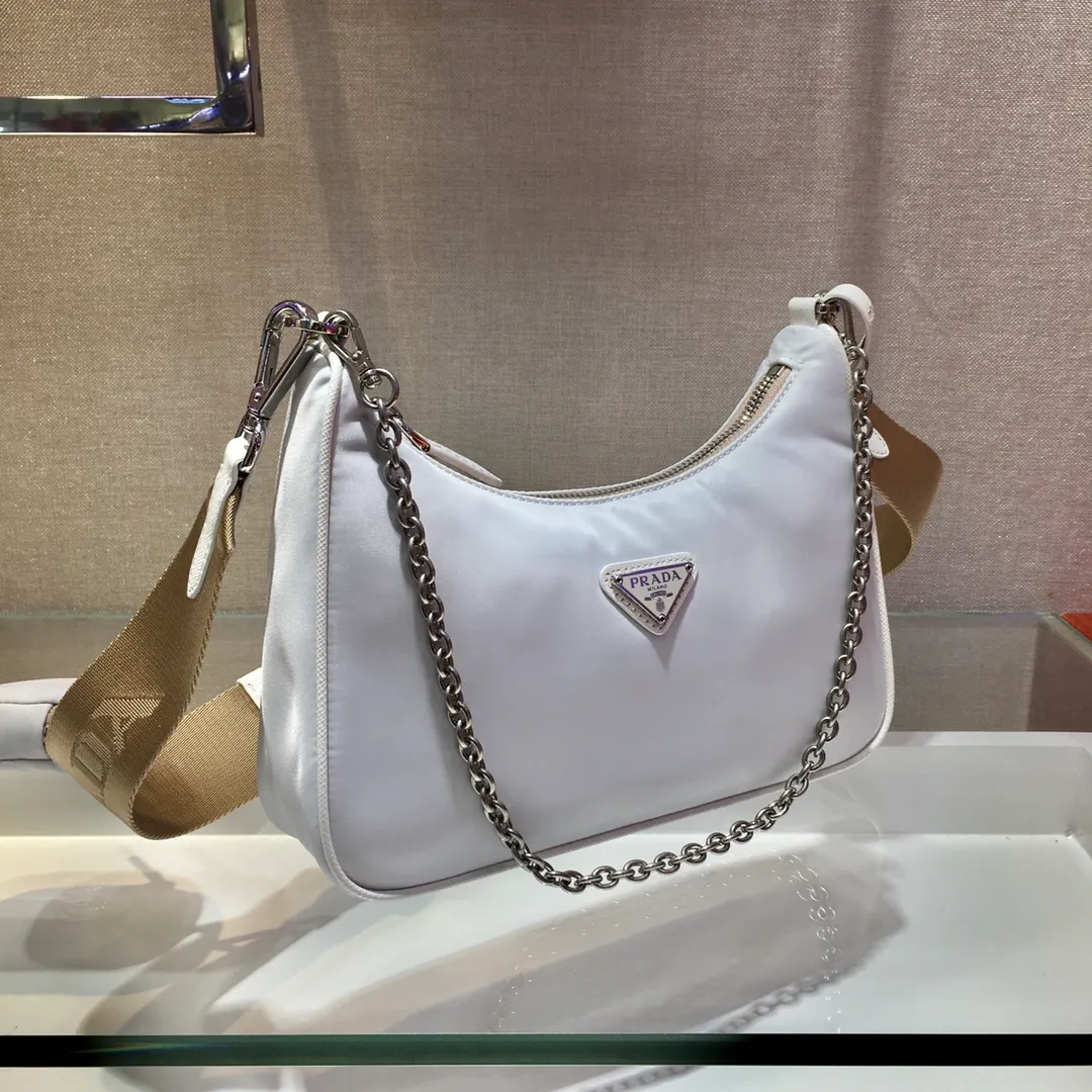 ✨Breaking hot new colors✨🎉New model 1BH204, nylon Hobo handbag/underarm bag😘😘Hobo, which is popular in the fashion circle due to the crazy cultivation of internet celebrity sisters, has a new model! 👏👏The design of this Hobo bag is great👍👍One bag with three uses😘😘waist bag/crossbody/single shoulder bag👍👍The handle is replaced by a chain. When the armpit bag is a little more sexy, it is also equipped with a long shoulder strap. What I love most is that the shoulder strap also has a small pendant (small bag), which can also be hung with other bags and pants as accessories. 🙊🙊There is no problem in matching various clothes in normal times😘😘Babies, hurry up and get it, it’s so beautiful🙊🙊Dimensions: Length 22X Height 12x Bottom 6cm👏👏👏💰💰💰 P1000