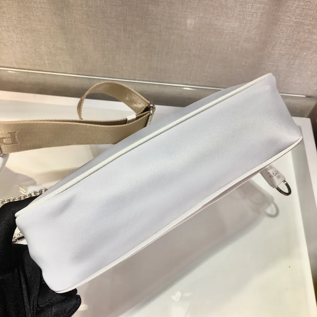 ✨Breaking hot new colors✨🎉New model 1BH204, nylon Hobo handbag/underarm bag😘😘Hobo, which is popular in the fashion circle due to the crazy cultivation of internet celebrity sisters, has a new model! 👏👏The design of this Hobo bag is great👍👍One bag with three uses😘😘waist bag/crossbody/single shoulder bag👍👍The handle is replaced by a chain. When the armpit bag is a little more sexy, it is also equipped with a long shoulder strap. What I love most is that the shoulder strap also has a small pendant (small bag), which can also be hung with other bags and pants as accessories. 🙊🙊There is no problem in matching various clothes in normal times😘😘Babies, hurry up and get it, it’s so beautiful🙊🙊Dimensions: Length 22X Height 12x Bottom 6cm👏👏👏💰💰💰 P1000