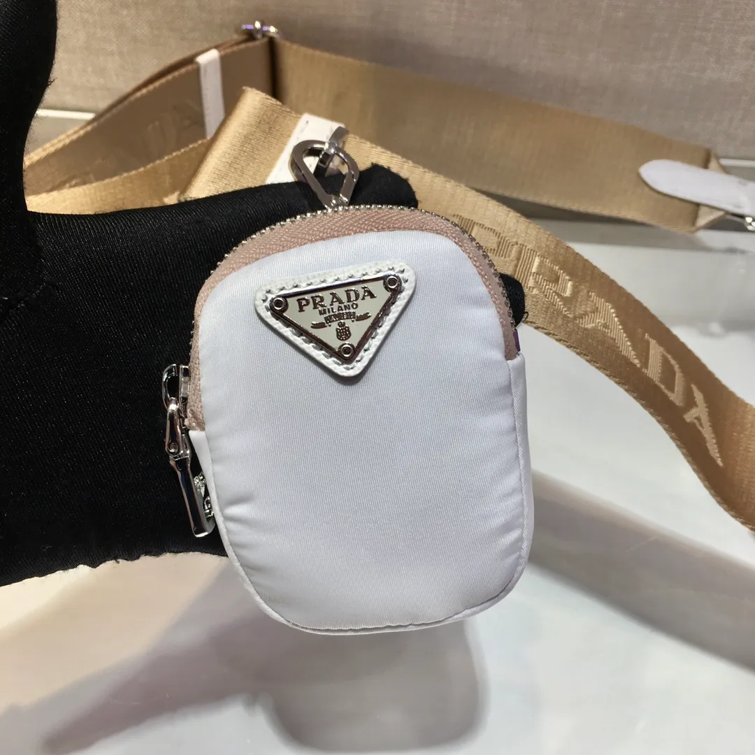 ✨Breaking hot new colors✨🎉New model 1BH204, nylon Hobo handbag/underarm bag😘😘Hobo, which is popular in the fashion circle due to the crazy cultivation of internet celebrity sisters, has a new model! 👏👏The design of this Hobo bag is great👍👍One bag with three uses😘😘waist bag/crossbody/single shoulder bag👍👍The handle is replaced by a chain. When the armpit bag is a little more sexy, it is also equipped with a long shoulder strap. What I love most is that the shoulder strap also has a small pendant (small bag), which can also be hung with other bags and pants as accessories. 🙊🙊There is no problem in matching various clothes in normal times😘😘Babies, hurry up and get it, it’s so beautiful🙊🙊Dimensions: Length 22X Height 12x Bottom 6cm👏👏👏💰💰💰 P1000