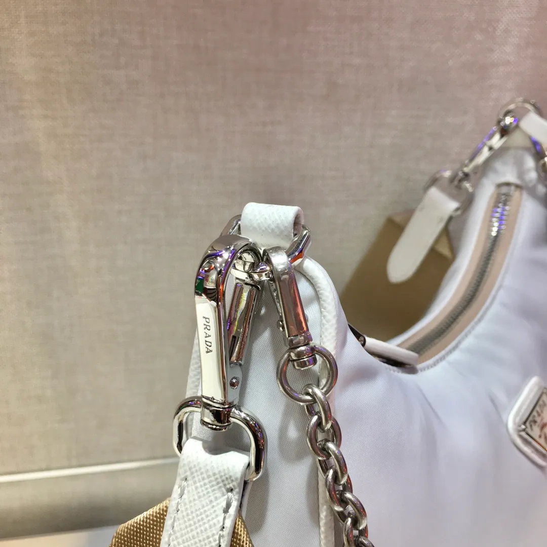 ✨Breaking hot new colors✨🎉New model 1BH204, nylon Hobo handbag/underarm bag😘😘Hobo, which is popular in the fashion circle due to the crazy cultivation of internet celebrity sisters, has a new model! 👏👏The design of this Hobo bag is great👍👍One bag with three uses😘😘waist bag/crossbody/single shoulder bag👍👍The handle is replaced by a chain. When the armpit bag is a little more sexy, it is also equipped with a long shoulder strap. What I love most is that the shoulder strap also has a small pendant (small bag), which can also be hung with other bags and pants as accessories. 🙊🙊There is no problem in matching various clothes in normal times😘😘Babies, hurry up and get it, it’s so beautiful🙊🙊Dimensions: Length 22X Height 12x Bottom 6cm👏👏👏💰💰💰 P1000