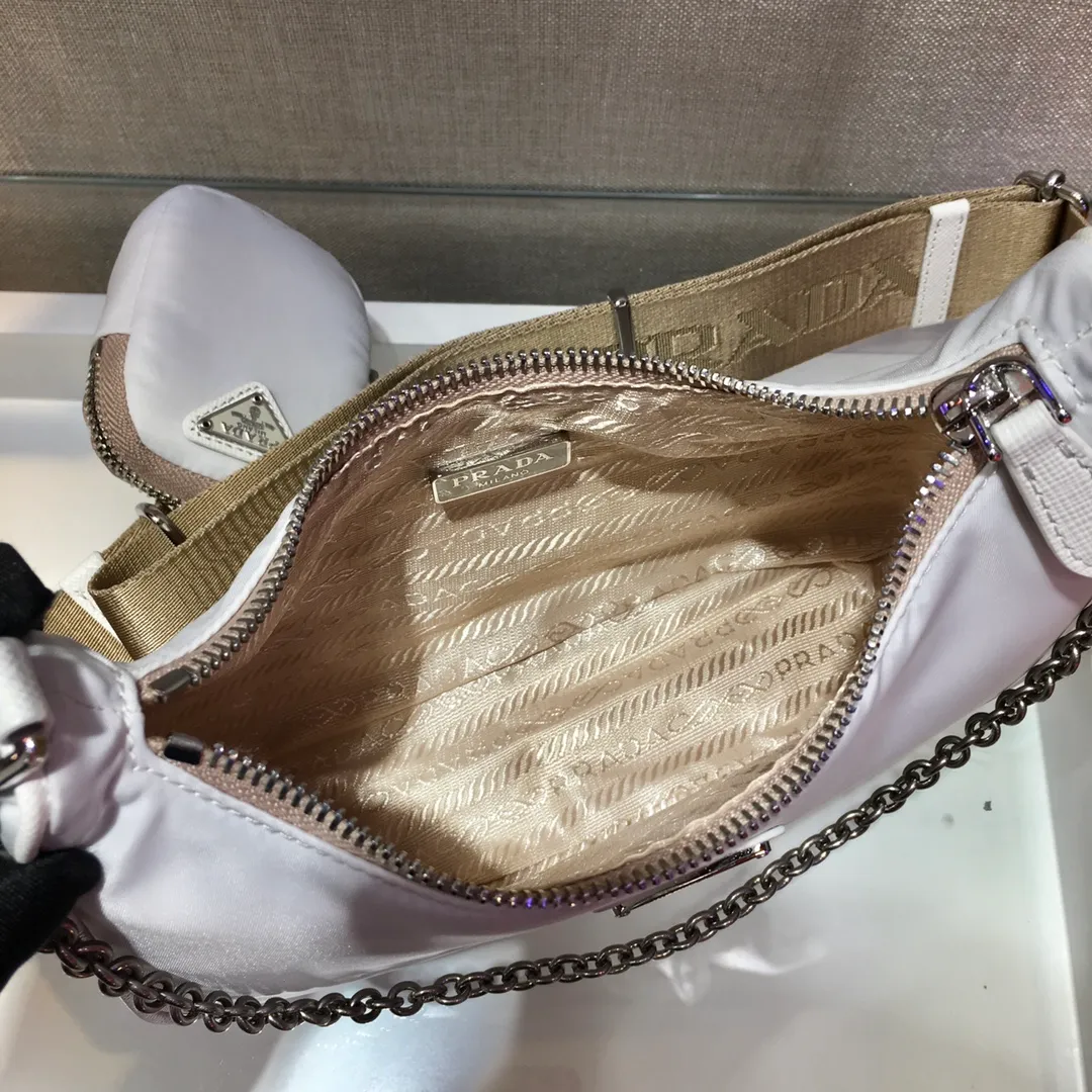 ✨Breaking hot new colors✨🎉New model 1BH204, nylon Hobo handbag/underarm bag😘😘Hobo, which is popular in the fashion circle due to the crazy cultivation of internet celebrity sisters, has a new model! 👏👏The design of this Hobo bag is great👍👍One bag with three uses😘😘waist bag/crossbody/single shoulder bag👍👍The handle is replaced by a chain. When the armpit bag is a little more sexy, it is also equipped with a long shoulder strap. What I love most is that the shoulder strap also has a small pendant (small bag), which can also be hung with other bags and pants as accessories. 🙊🙊There is no problem in matching various clothes in normal times😘😘Babies, hurry up and get it, it’s so beautiful🙊🙊Dimensions: Length 22X Height 12x Bottom 6cm👏👏👏💰💰💰 P1000