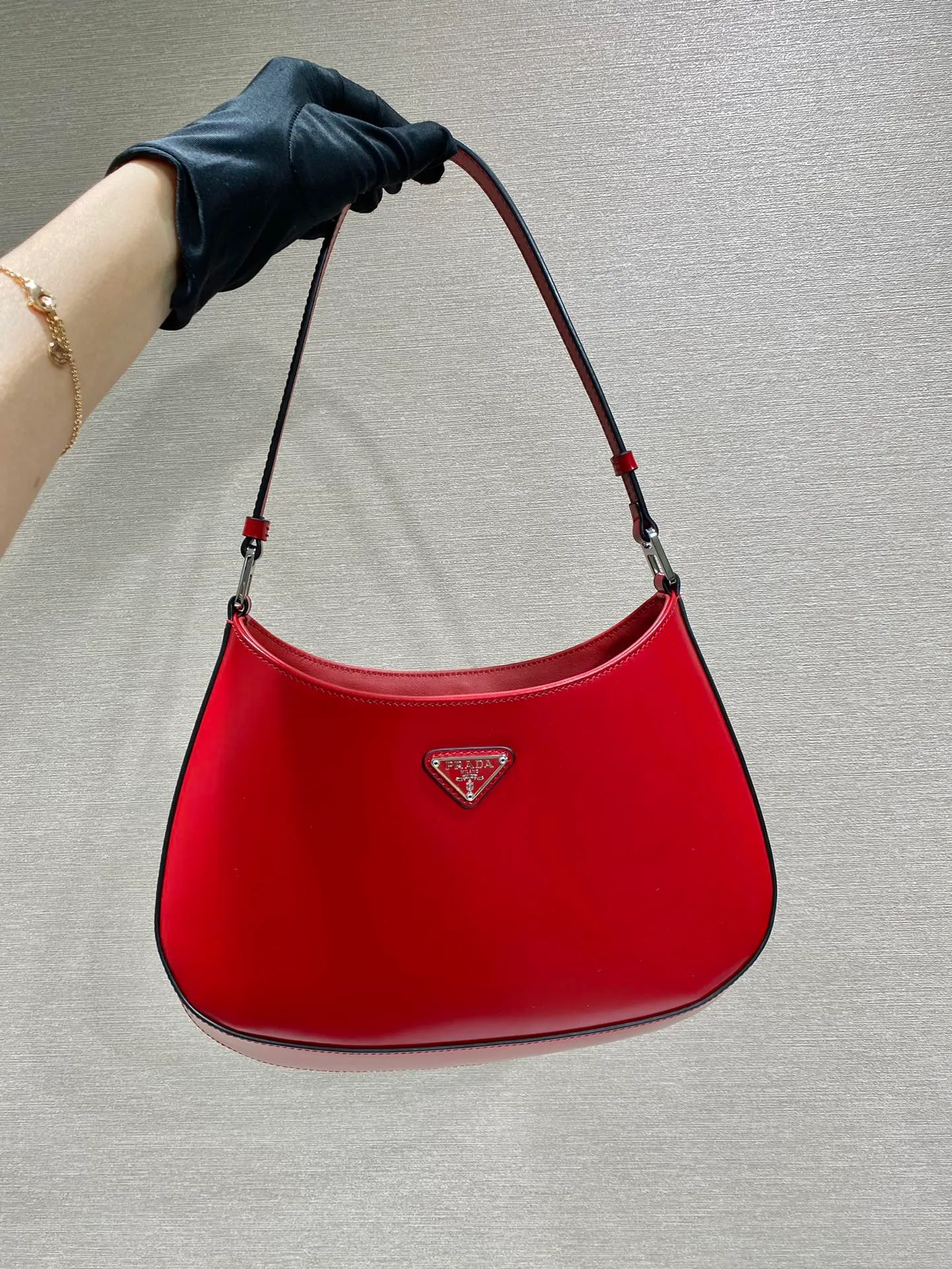 💰1120🎉New armpit bag🎉New color second-hand armpit bag😘😘Fantasy purple This year's hot second-hand armpit bag has always been very popular, the whole leather is delicate and smooth, the special-shaped bag design is cool and fashionable, the capacity is sufficient, it is light and can be packed, and it is not outdated, it is perfect, the retro feel concave shape is another Internet celebrity's popular style🙊🙊 Style number: 1BC499 Length 26.5x Height 15x Bottom 4cm