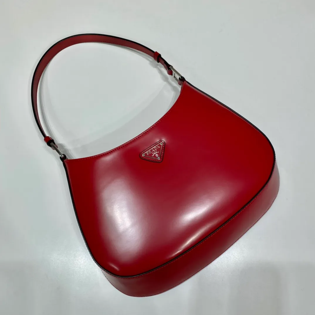 💰1120🎉New armpit bag🎉New color second-hand armpit bag😘😘Fantasy purple This year's hot second-hand armpit bag has always been very popular, the whole leather is delicate and smooth, the special-shaped bag design is cool and fashionable, the capacity is sufficient, it is light and can be packed, and it is not outdated, it is perfect, the retro feel concave shape is another Internet celebrity's popular style🙊🙊 Style number: 1BC499 Length 26.5x Height 15x Bottom 4cm