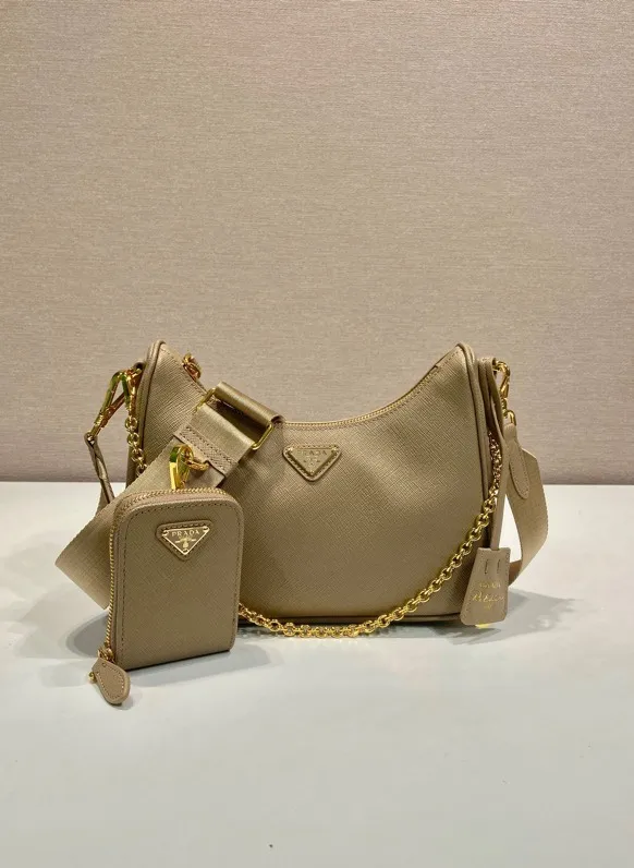 💰1500🎊Upgraded version of three-in-one🎊New 1BH204 full leather/gold hardware, nylon Hobo hand/armpit bag😘😘The full leather hobo that is popular in the fashion circle due to the crazy cultivation of the Internet celebrity sister group has a new model! 👏👏The design of this all-leather Hobo bag is great👍👍One bag with three uses😘😘waist bag/crossbody/single shoulder bag👍👍The handle is replaced by a chain, which makes the underarm bag a little more sexy. It also has a long shoulder strap. What I love most is that there is a small pendant (small bag) hanging on the shoulder strap, which can also be hung on other bags and pants as accessories. 🙊🙊There is no problem in matching various clothes in normal times😘😘Babies, hurry up and get it, it’s so beautiful🙊🙊Dimensions: length 23x height 17x bottom 6.5cm👏👏👏💰💰💰