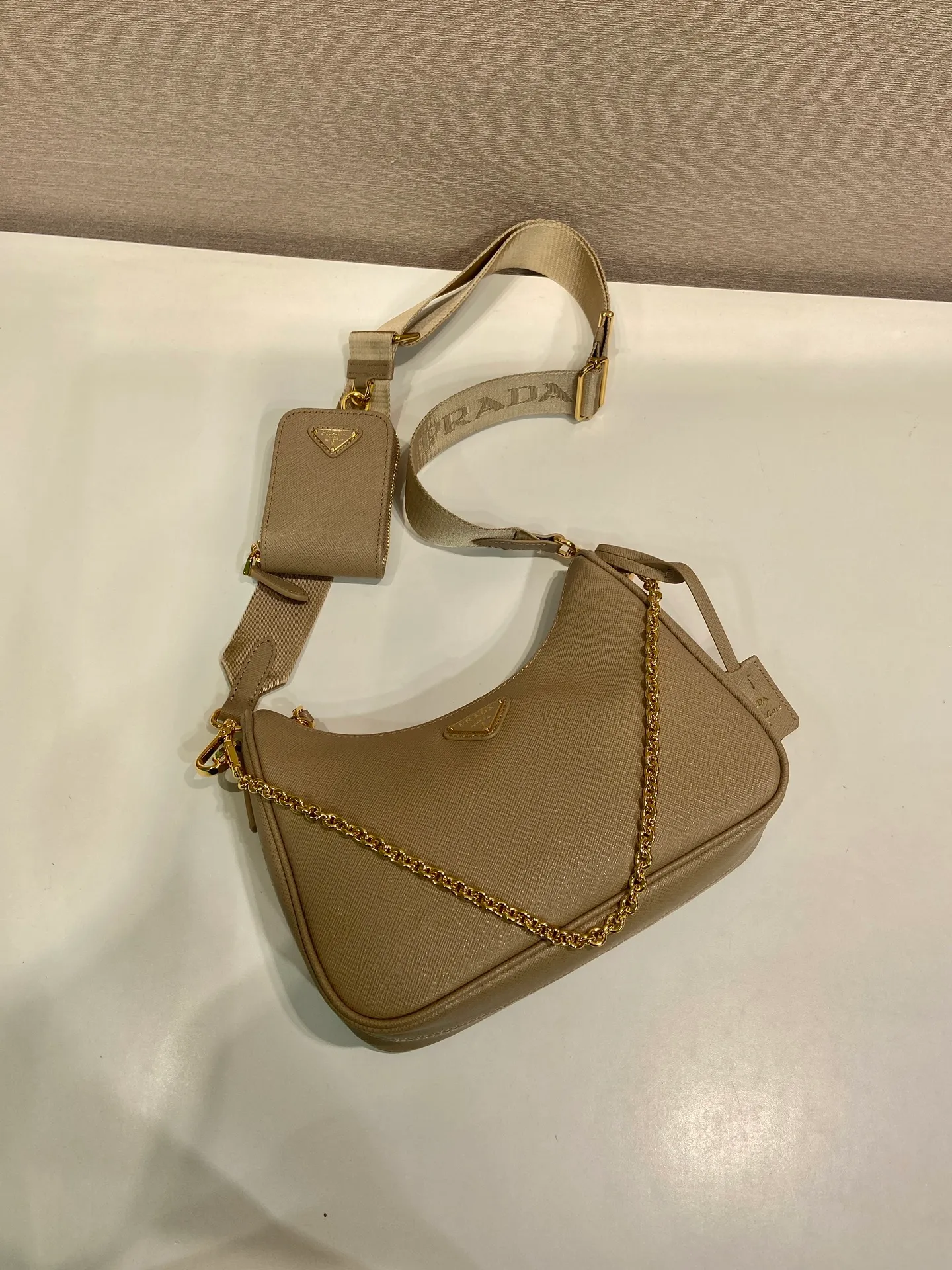 💰1500🎊Upgraded version of three-in-one🎊New 1BH204 full leather/gold hardware, nylon Hobo hand/armpit bag😘😘The full leather hobo that is popular in the fashion circle due to the crazy cultivation of the Internet celebrity sister group has a new model! 👏👏The design of this all-leather Hobo bag is great👍👍One bag with three uses😘😘waist bag/crossbody/single shoulder bag👍👍The handle is replaced by a chain, which makes the underarm bag a little more sexy. It also has a long shoulder strap. What I love most is that there is a small pendant (small bag) hanging on the shoulder strap, which can also be hung on other bags and pants as accessories. 🙊🙊There is no problem in matching various clothes in normal times😘😘Babies, hurry up and get it, it’s so beautiful🙊🙊Dimensions: length 23x height 17x bottom 6.5cm👏👏👏💰💰💰