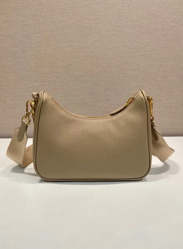 💰1500🎊Upgraded version of three-in-one🎊New 1BH204 full leather/gold hardware, nylon Hobo hand/armpit bag😘😘The full leather hobo that is popular in the fashion circle due to the crazy cultivation of the Internet celebrity sister group has a new model! 👏👏The design of this all-leather Hobo bag is great👍👍One bag with three uses😘😘waist bag/crossbody/single shoulder bag👍👍The handle is replaced by a chain, which makes the underarm bag a little more sexy. It also has a long shoulder strap. What I love most is that there is a small pendant (small bag) hanging on the shoulder strap, which can also be hung on other bags and pants as accessories. 🙊🙊There is no problem in matching various clothes in normal times😘😘Babies, hurry up and get it, it’s so beautiful🙊🙊Dimensions: length 23x height 17x bottom 6.5cm👏👏👏💰💰💰