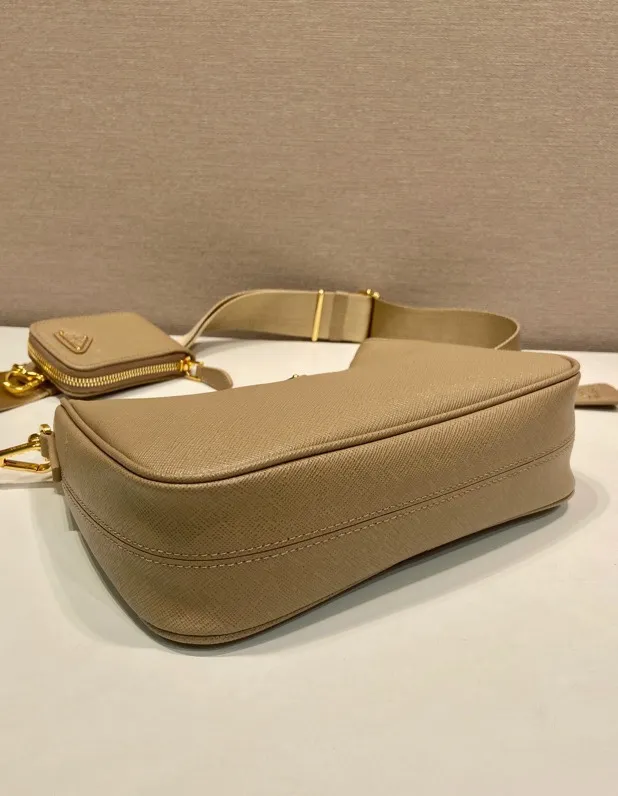 💰1500🎊Upgraded version of three-in-one🎊New 1BH204 full leather/gold hardware, nylon Hobo hand/armpit bag😘😘The full leather hobo that is popular in the fashion circle due to the crazy cultivation of the Internet celebrity sister group has a new model! 👏👏The design of this all-leather Hobo bag is great👍👍One bag with three uses😘😘waist bag/crossbody/single shoulder bag👍👍The handle is replaced by a chain, which makes the underarm bag a little more sexy. It also has a long shoulder strap. What I love most is that there is a small pendant (small bag) hanging on the shoulder strap, which can also be hung on other bags and pants as accessories. 🙊🙊There is no problem in matching various clothes in normal times😘😘Babies, hurry up and get it, it’s so beautiful🙊🙊Dimensions: length 23x height 17x bottom 6.5cm👏👏👏💰💰💰