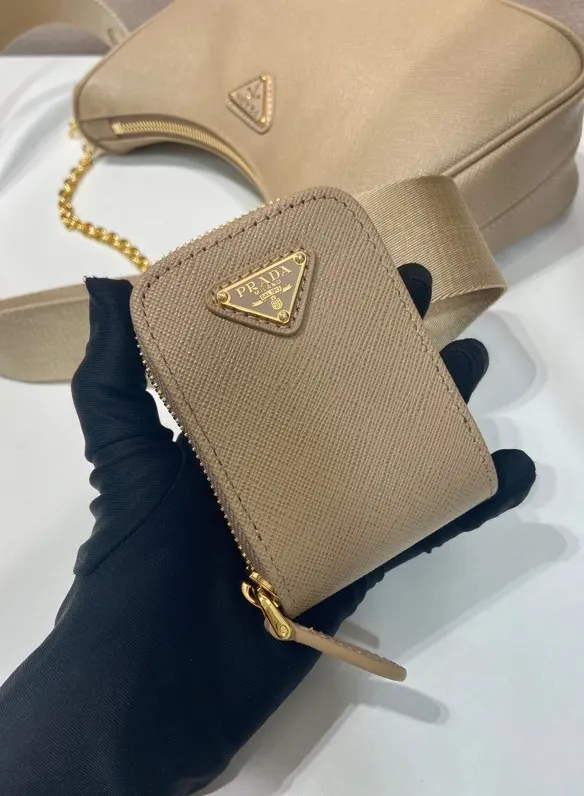 💰1500🎊Upgraded version of three-in-one🎊New 1BH204 full leather/gold hardware, nylon Hobo hand/armpit bag😘😘The full leather hobo that is popular in the fashion circle due to the crazy cultivation of the Internet celebrity sister group has a new model! 👏👏The design of this all-leather Hobo bag is great👍👍One bag with three uses😘😘waist bag/crossbody/single shoulder bag👍👍The handle is replaced by a chain, which makes the underarm bag a little more sexy. It also has a long shoulder strap. What I love most is that there is a small pendant (small bag) hanging on the shoulder strap, which can also be hung on other bags and pants as accessories. 🙊🙊There is no problem in matching various clothes in normal times😘😘Babies, hurry up and get it, it’s so beautiful🙊🙊Dimensions: length 23x height 17x bottom 6.5cm👏👏👏💰💰💰