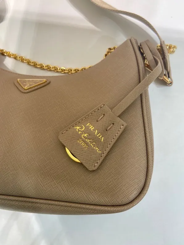 💰1500🎊Upgraded version of three-in-one🎊New 1BH204 full leather/gold hardware, nylon Hobo hand/armpit bag😘😘The full leather hobo that is popular in the fashion circle due to the crazy cultivation of the Internet celebrity sister group has a new model! 👏👏The design of this all-leather Hobo bag is great👍👍One bag with three uses😘😘waist bag/crossbody/single shoulder bag👍👍The handle is replaced by a chain, which makes the underarm bag a little more sexy. It also has a long shoulder strap. What I love most is that there is a small pendant (small bag) hanging on the shoulder strap, which can also be hung on other bags and pants as accessories. 🙊🙊There is no problem in matching various clothes in normal times😘😘Babies, hurry up and get it, it’s so beautiful🙊🙊Dimensions: length 23x height 17x bottom 6.5cm👏👏👏💰💰💰