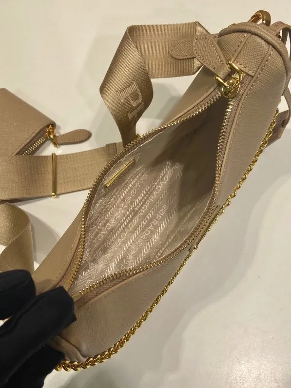 💰1500🎊Upgraded version of three-in-one🎊New 1BH204 full leather/gold hardware, nylon Hobo hand/armpit bag😘😘The full leather hobo that is popular in the fashion circle due to the crazy cultivation of the Internet celebrity sister group has a new model! 👏👏The design of this all-leather Hobo bag is great👍👍One bag with three uses😘😘waist bag/crossbody/single shoulder bag👍👍The handle is replaced by a chain, which makes the underarm bag a little more sexy. It also has a long shoulder strap. What I love most is that there is a small pendant (small bag) hanging on the shoulder strap, which can also be hung on other bags and pants as accessories. 🙊🙊There is no problem in matching various clothes in normal times😘😘Babies, hurry up and get it, it’s so beautiful🙊🙊Dimensions: length 23x height 17x bottom 6.5cm👏👏👏💰💰💰