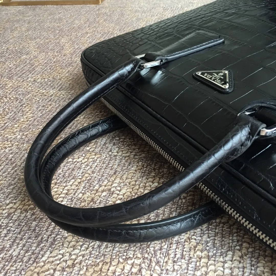 💰2360, exclusive first release🎉🎉🎉, original item 🎉2VE368 crocodile pattern black has arrived💪💪💪, imported original leather/hardware, with imported sheepskin inside, different classic style/encrypted code🔒, 175 OEM code, length 36x height 28x bottom length 3.5cm