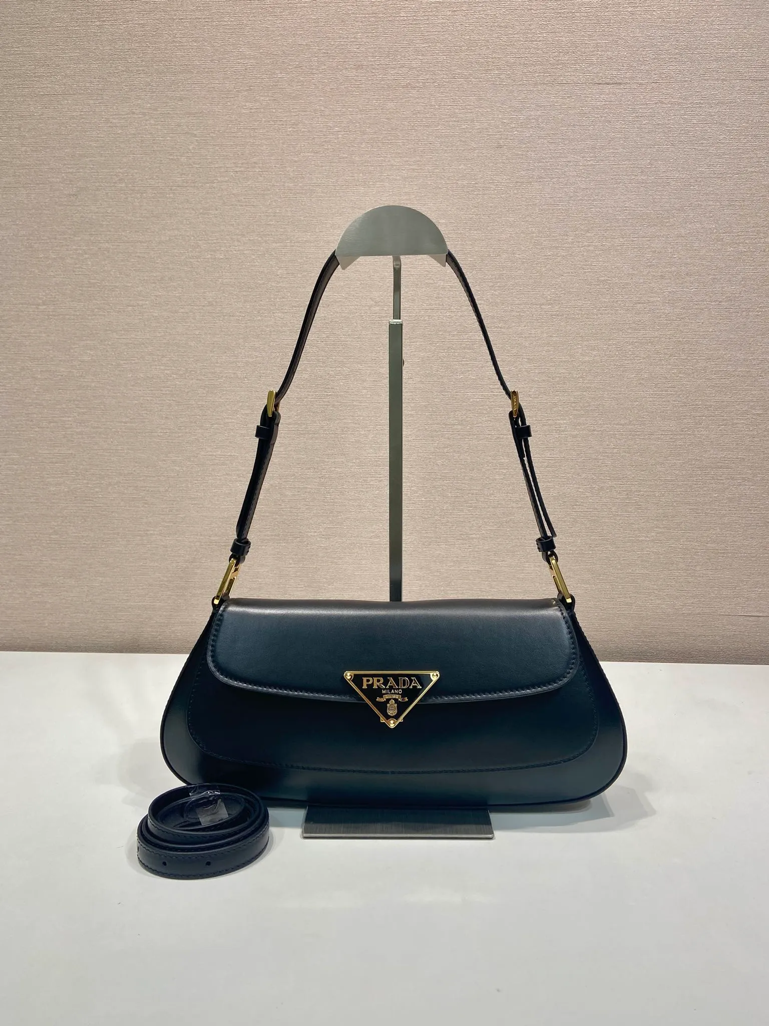 💰1700🎉Plain armpit bag🎉1BD344 large🎉🎉 The smooth arc design gives this shoulder bag a sophisticated and modern charm. Versatile style, equipped with 2 long and short shoulder straps/adjustable, suitable for use as a handbag or shoulder bag/crossbody. Modern plain calfskin leather is the icing on the cake. Presented in a clamshell silhouette, it combines sophistication with functionality. Another hit that will never go out of style, babies. Hurry up and get it🎉🎉 Length 31x Height 13.5x Bottom 4cm🎉🎉🎉👏👏👏