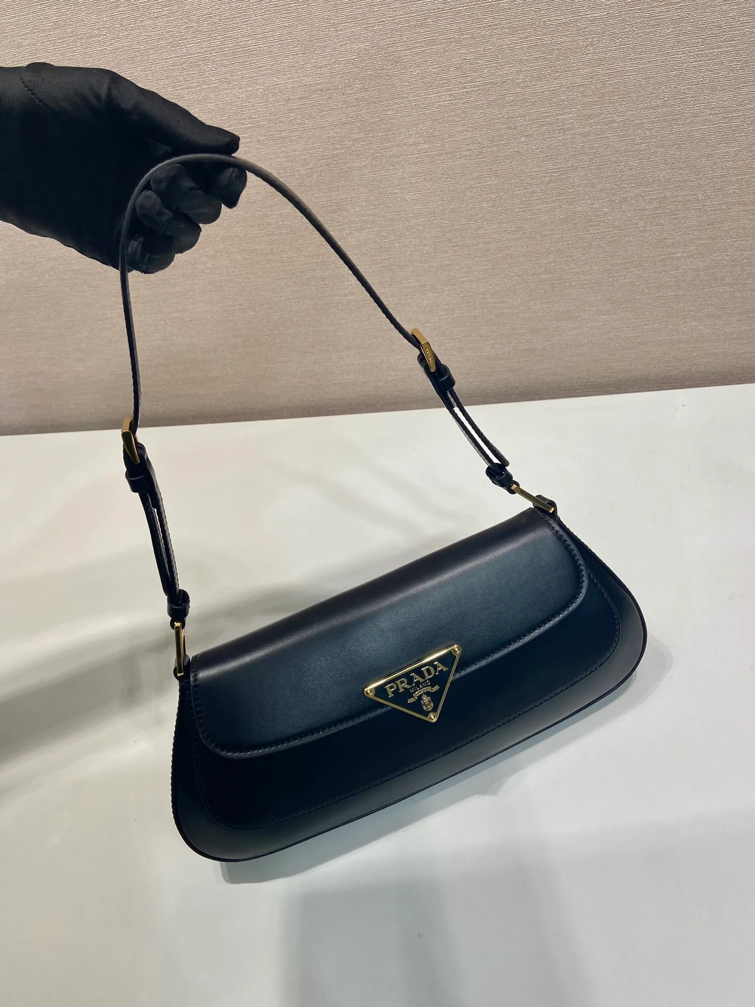 💰1700🎉Plain armpit bag🎉1BD344 large🎉🎉 The smooth arc design gives this shoulder bag a sophisticated and modern charm. Versatile style, equipped with 2 long and short shoulder straps/adjustable, suitable for use as a handbag or shoulder bag/crossbody. Modern plain calfskin leather is the icing on the cake. Presented in a clamshell silhouette, it combines sophistication with functionality. Another hit that will never go out of style, babies. Hurry up and get it🎉🎉 Length 31x Height 13.5x Bottom 4cm🎉🎉🎉👏👏👏