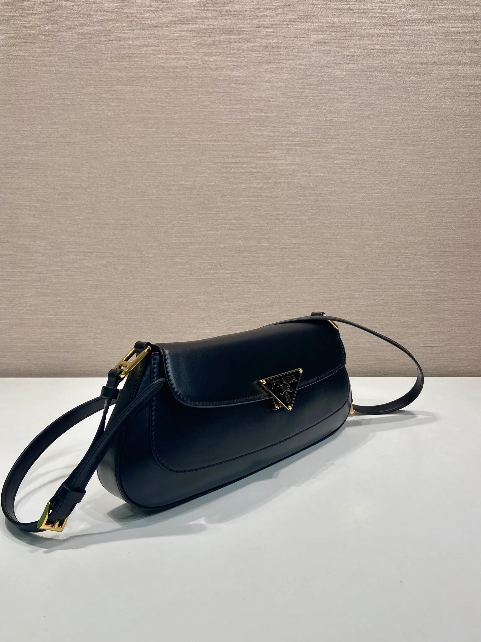 💰1700🎉Plain armpit bag🎉1BD344 large🎉🎉 The smooth arc design gives this shoulder bag a sophisticated and modern charm. Versatile style, equipped with 2 long and short shoulder straps/adjustable, suitable for use as a handbag or shoulder bag/crossbody. Modern plain calfskin leather is the icing on the cake. Presented in a clamshell silhouette, it combines sophistication with functionality. Another hit that will never go out of style, babies. Hurry up and get it🎉🎉 Length 31x Height 13.5x Bottom 4cm🎉🎉🎉👏👏👏
