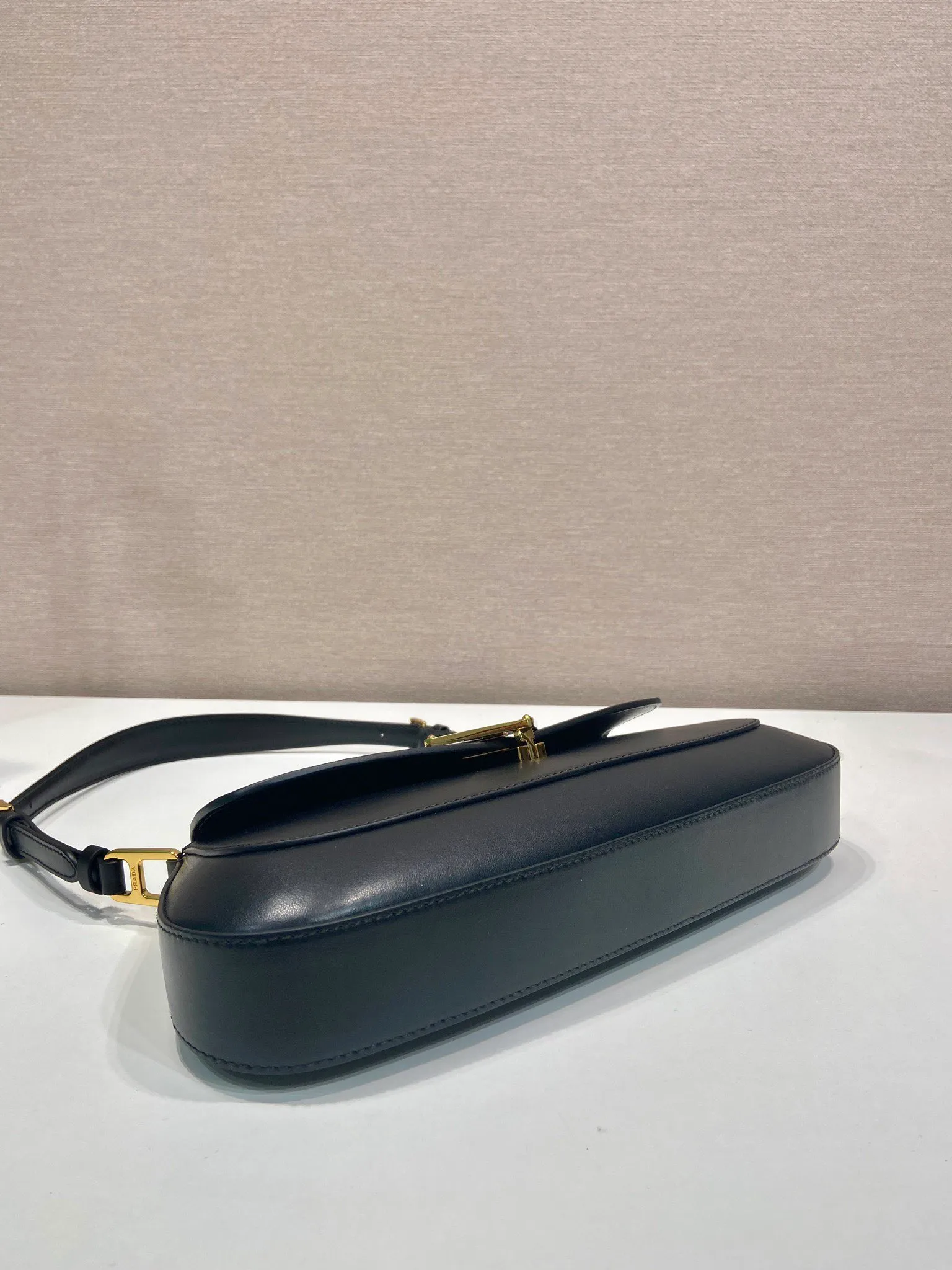 💰1700🎉Plain armpit bag🎉1BD344 large🎉🎉 The smooth arc design gives this shoulder bag a sophisticated and modern charm. Versatile style, equipped with 2 long and short shoulder straps/adjustable, suitable for use as a handbag or shoulder bag/crossbody. Modern plain calfskin leather is the icing on the cake. Presented in a clamshell silhouette, it combines sophistication with functionality. Another hit that will never go out of style, babies. Hurry up and get it🎉🎉 Length 31x Height 13.5x Bottom 4cm🎉🎉🎉👏👏👏