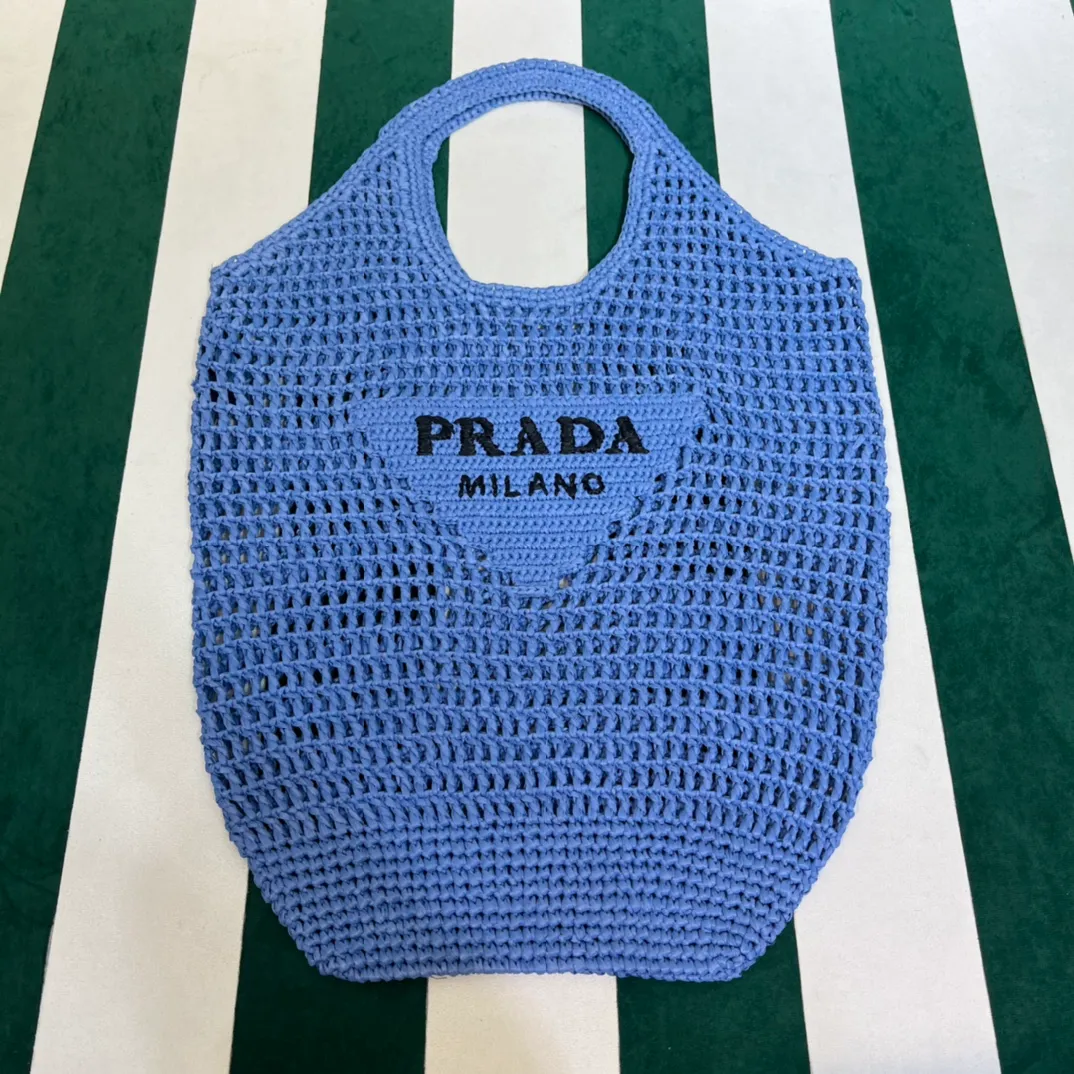 💰1360{Blue｝🦋 Prad* new hollow straw tote! Full of artistic atmosphere ~ The raffia weave is very solid and has a great texture. ♡ It can be paired with personal clothes every day. The natural style design makes it seem like it can breathe💭 If you like the baby, quickly add it to the harem. Carry an exclusive style that will not go out of style for several years🌱1BG424 Size: Height 45x Width 51cm
