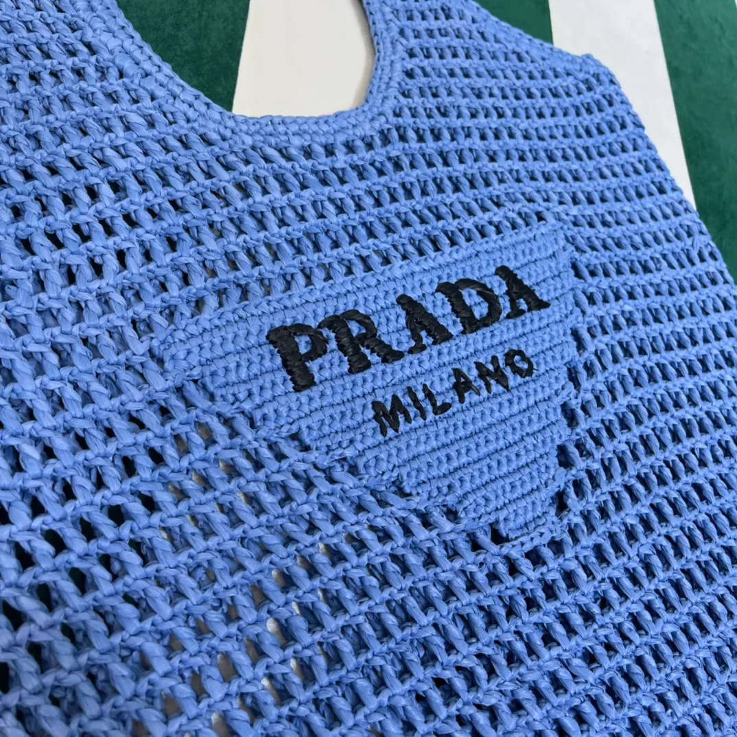 💰1360{Blue｝🦋 Prad* new hollow straw tote! Full of artistic atmosphere ~ The raffia weave is very solid and has a great texture. ♡ It can be paired with personal clothes every day. The natural style design makes it seem like it can breathe💭 If you like the baby, quickly add it to the harem. Carry an exclusive style that will not go out of style for several years🌱1BG424 Size: Height 45x Width 51cm