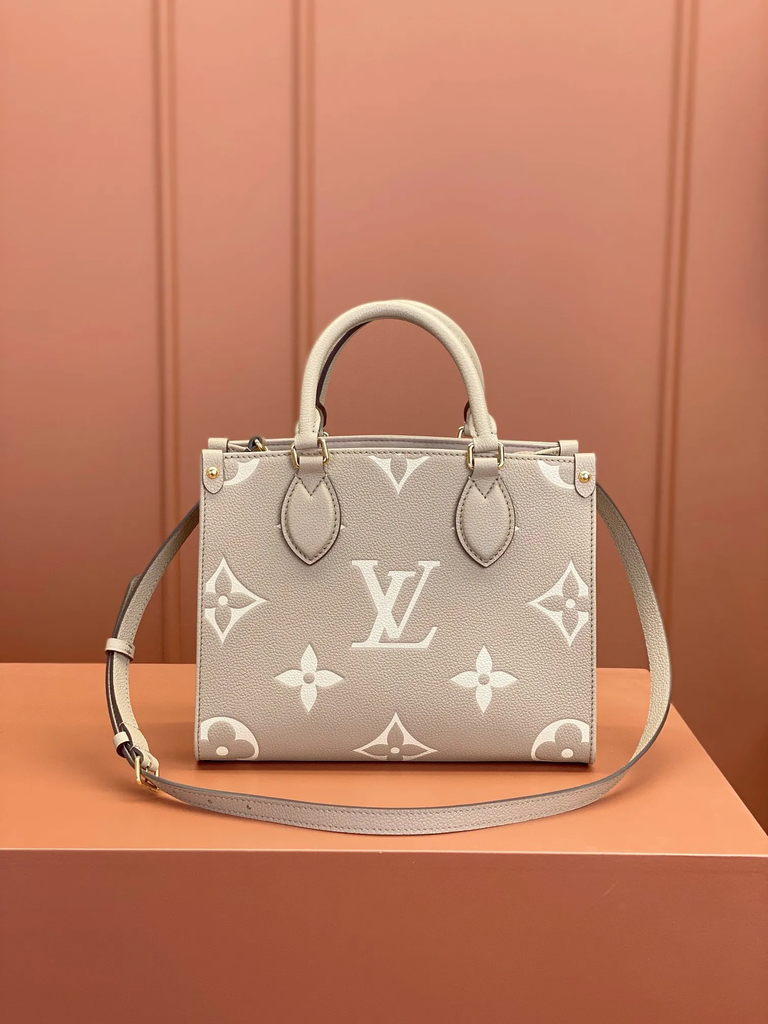 P¥1460👉nfc163C01 dynamic chip👈 [100% MB special grade, all-steel hardware, original leather] The Onthego small Tote bag draws inspiration from the 1968 classic Sac Plat handbag. It is made of Monogram Empreinte leather embossed with the Medium Bicolor Monogram pattern to create a miniature version, which can store daily needs such as iPad Mini. Flexible handles and detachable shoulder strap enrich carrying options. Embossed grained cowhide One-grain cowhide trim One microfiber lining One zippered interior patch pocket One pair of interior pockets One riveted corner One removable, adjustable shoulder strap! ! Model: M45779; Size: 25x19x11.5CM