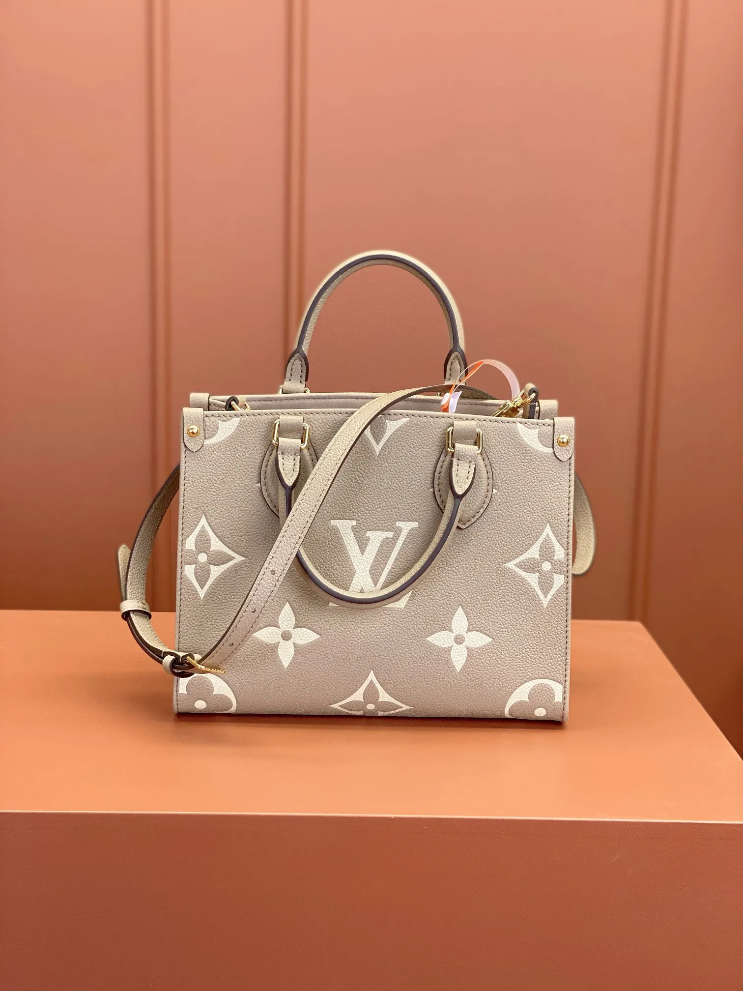 P¥1460👉nfc163C01 dynamic chip👈 [100% MB special grade, all-steel hardware, original leather] The Onthego small Tote bag draws inspiration from the 1968 classic Sac Plat handbag. It is made of Monogram Empreinte leather embossed with the Medium Bicolor Monogram pattern to create a miniature version, which can store daily needs such as iPad Mini. Flexible handles and detachable shoulder strap enrich carrying options. Embossed grained cowhide One-grain cowhide trim One microfiber lining One zippered interior patch pocket One pair of interior pockets One riveted corner One removable, adjustable shoulder strap! ! Model: M45779; Size: 25x19x11.5CM