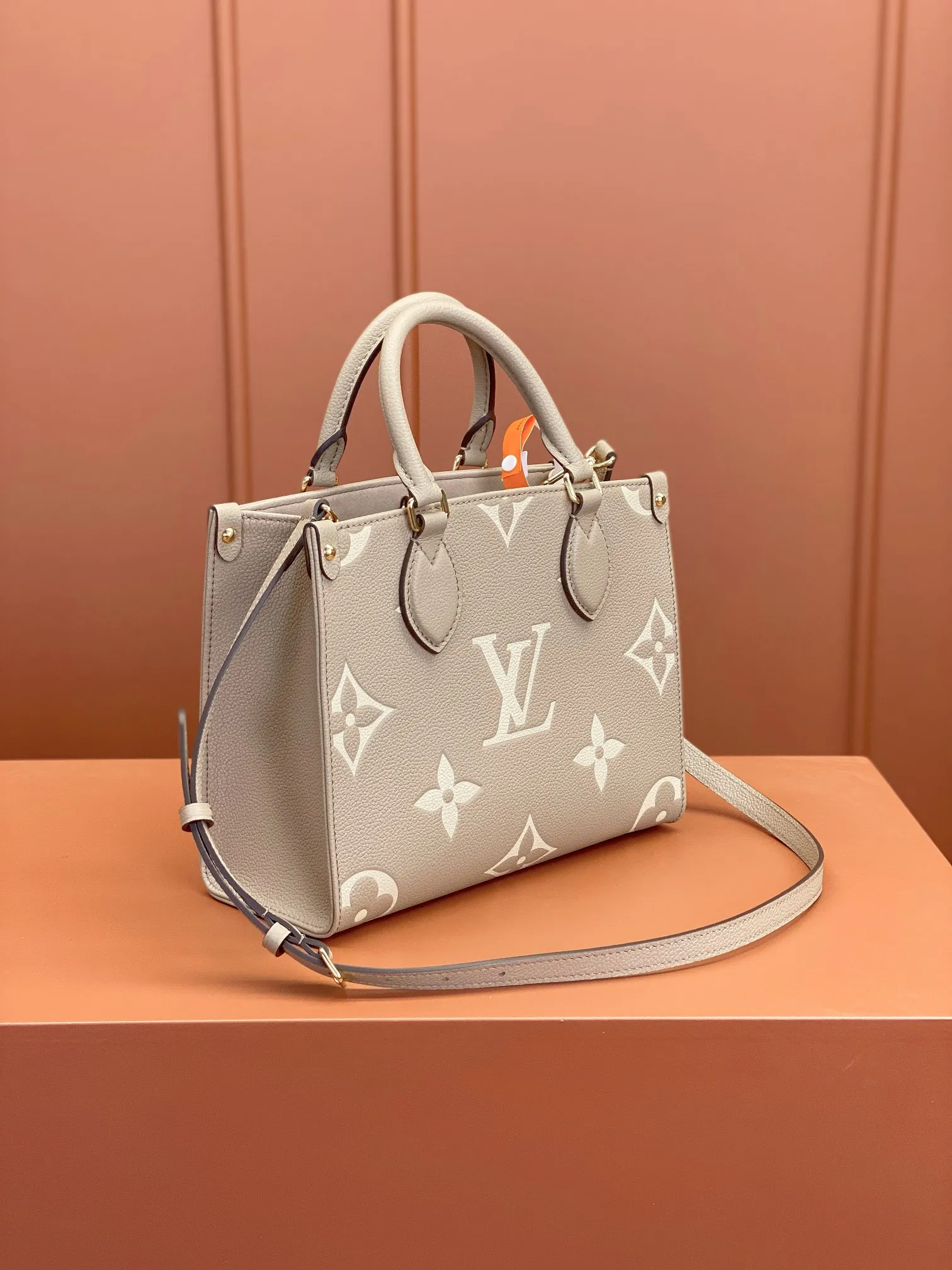 P¥1460👉nfc163C01 dynamic chip👈 [100% MB special grade, all-steel hardware, original leather] The Onthego small Tote bag draws inspiration from the 1968 classic Sac Plat handbag. It is made of Monogram Empreinte leather embossed with the Medium Bicolor Monogram pattern to create a miniature version, which can store daily needs such as iPad Mini. Flexible handles and detachable shoulder strap enrich carrying options. Embossed grained cowhide One-grain cowhide trim One microfiber lining One zippered interior patch pocket One pair of interior pockets One riveted corner One removable, adjustable shoulder strap! ! Model: M45779; Size: 25x19x11.5CM