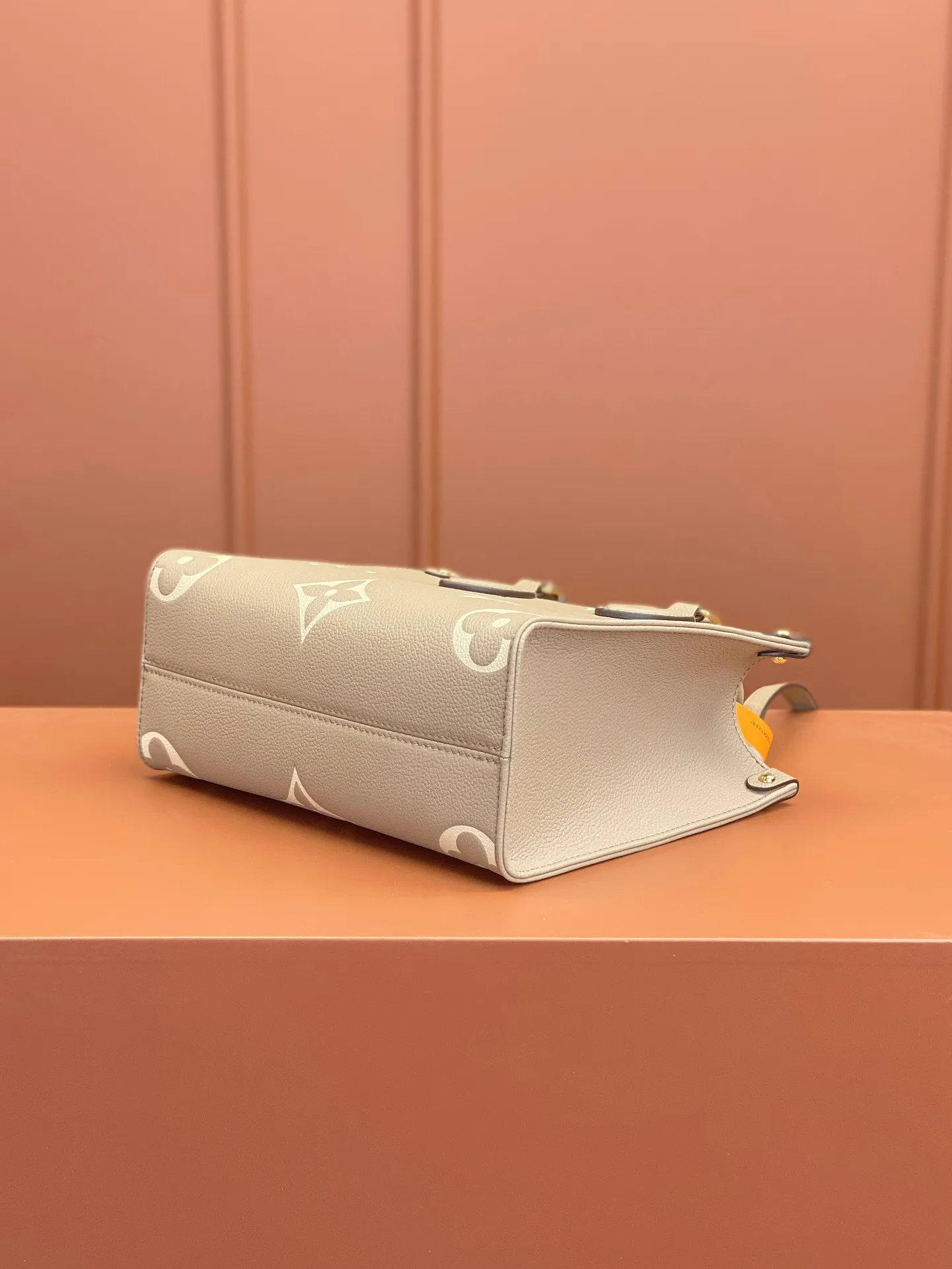 P¥1460👉nfc163C01 dynamic chip👈 [100% MB special grade, all-steel hardware, original leather] The Onthego small Tote bag draws inspiration from the 1968 classic Sac Plat handbag. It is made of Monogram Empreinte leather embossed with the Medium Bicolor Monogram pattern to create a miniature version, which can store daily needs such as iPad Mini. Flexible handles and detachable shoulder strap enrich carrying options. Embossed grained cowhide One-grain cowhide trim One microfiber lining One zippered interior patch pocket One pair of interior pockets One riveted corner One removable, adjustable shoulder strap! ! Model: M45779; Size: 25x19x11.5CM
