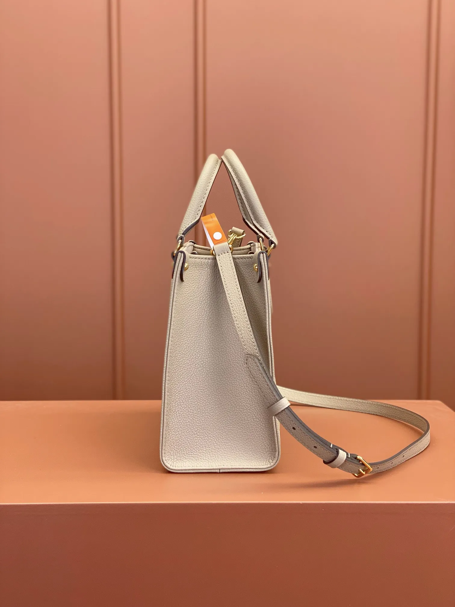 P¥1460👉nfc163C01 dynamic chip👈 [100% MB special grade, all-steel hardware, original leather] The Onthego small Tote bag draws inspiration from the 1968 classic Sac Plat handbag. It is made of Monogram Empreinte leather embossed with the Medium Bicolor Monogram pattern to create a miniature version, which can store daily needs such as iPad Mini. Flexible handles and detachable shoulder strap enrich carrying options. Embossed grained cowhide One-grain cowhide trim One microfiber lining One zippered interior patch pocket One pair of interior pockets One riveted corner One removable, adjustable shoulder strap! ! Model: M45779; Size: 25x19x11.5CM