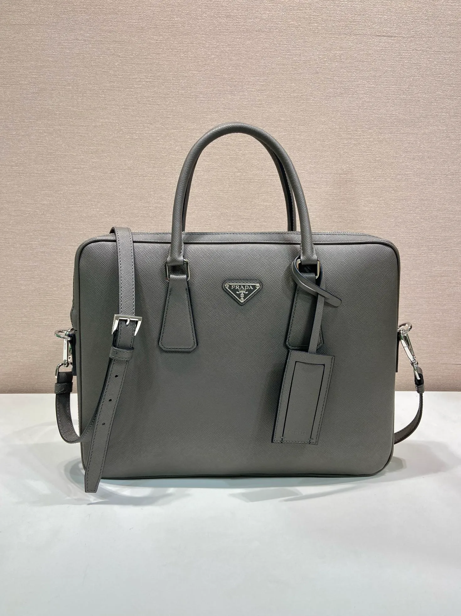 💰1840🎉Classic new color🎉2VE0368 is out of stock, bottom width is 3.5cm👻👻👻, synchronized with counters, lightweight + ultra-thin + solid Used, the style that men have always requested, top quality, 175 OEM code, length 37x height 28x base width 3.5cm.💪💪💪💰💰💰