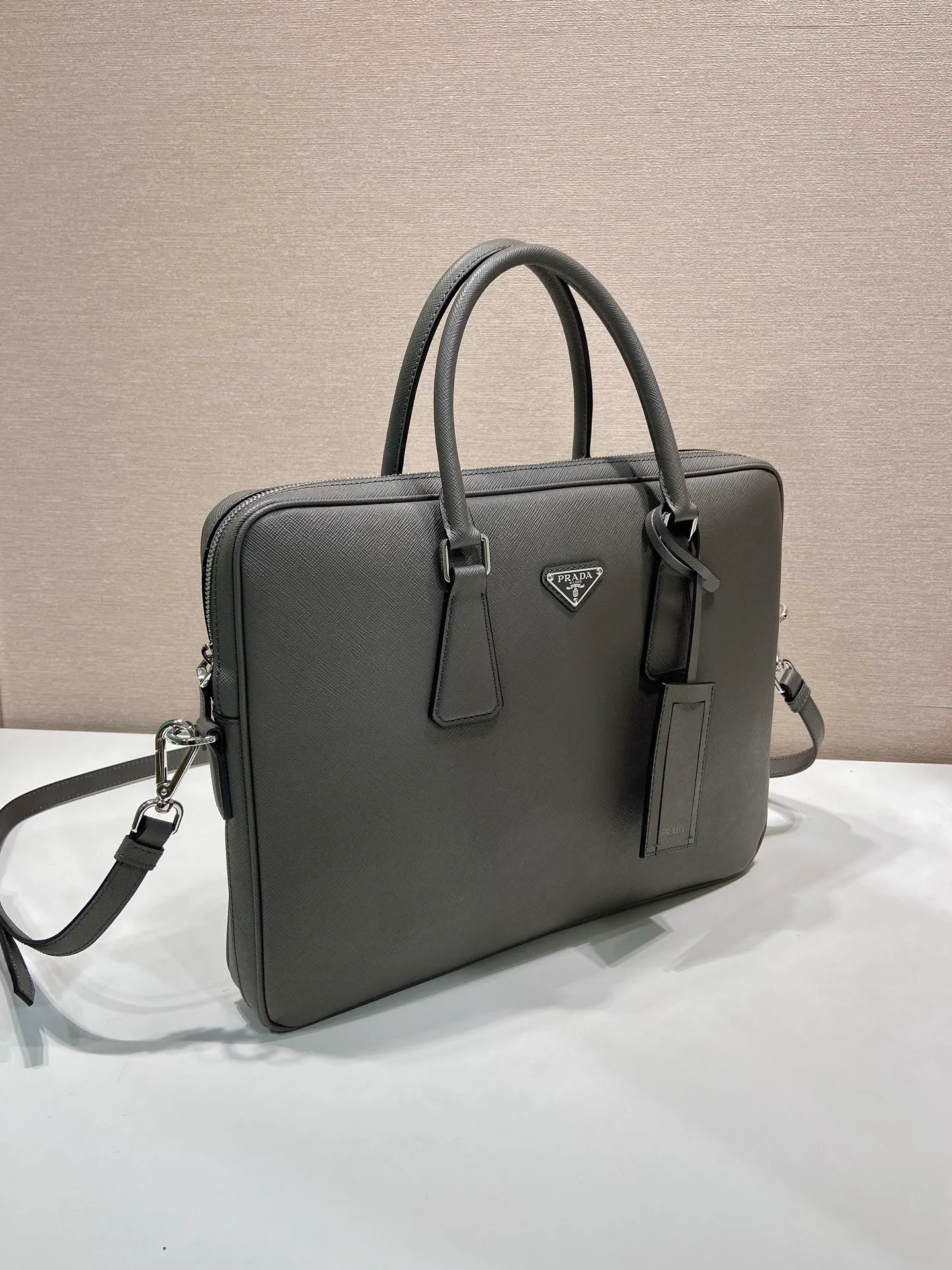 💰1840🎉Classic new color🎉2VE0368 is out of stock, bottom width is 3.5cm👻👻👻, synchronized with counters, lightweight + ultra-thin + solid Used, the style that men have always requested, top quality, 175 OEM code, length 37x height 28x base width 3.5cm.💪💪💪💰💰💰