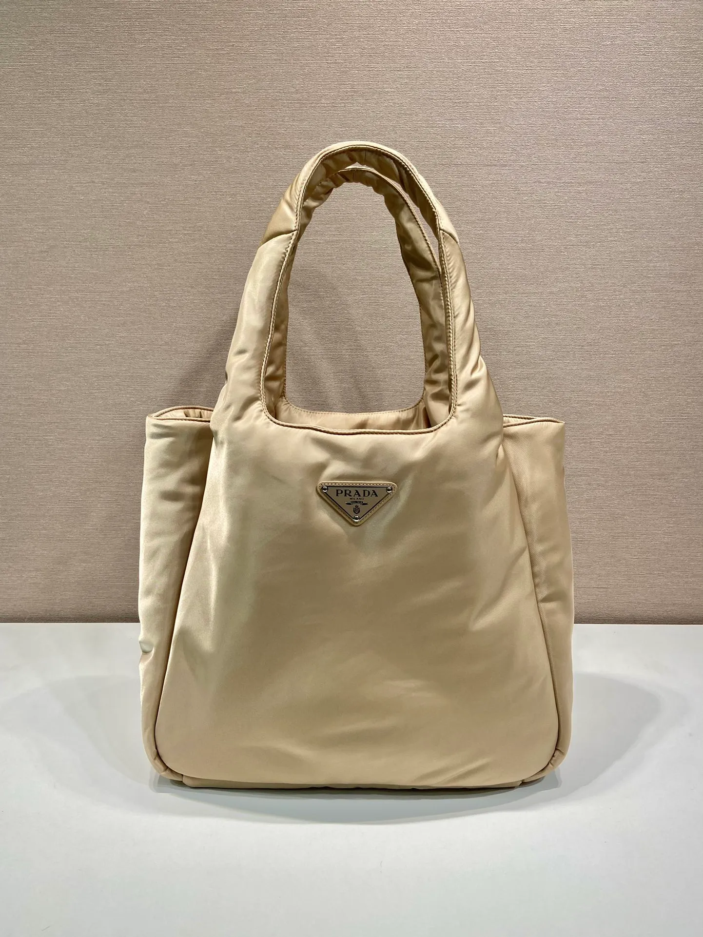 💰1260🎉Extra large tote bag🎉1BG449 nylon fabric🎉🎉 This tote bag style handbag is made of imported nylon fabric, simple and very soft to the touch, casual and fashionable, with double handles and magnetic buckles. Open the bag to reveal the nylon lining and three compartments. The space capacity is very large and lightweight🎉🎉Can be carried on the shoulder🎉🎉If you like babies, hurry up and get it🎉🎉 Length 38x Height 34x Bottom 17cm
