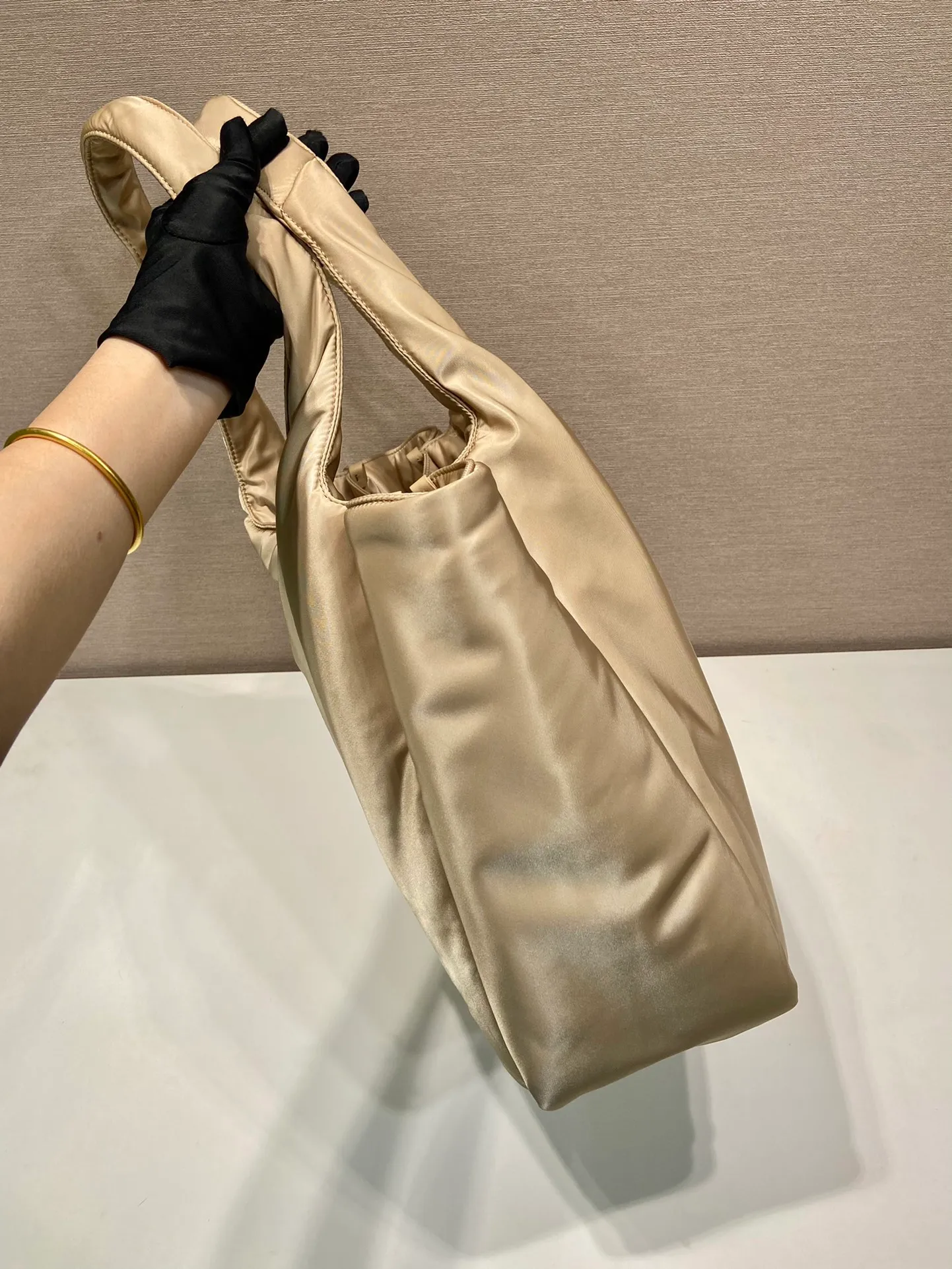 💰1260🎉Extra large tote bag🎉1BG449 nylon fabric🎉🎉 This tote bag style handbag is made of imported nylon fabric, simple and very soft to the touch, casual and fashionable, with double handles and magnetic buckles. Open the bag to reveal the nylon lining and three compartments. The space capacity is very large and lightweight🎉🎉Can be carried on the shoulder🎉🎉If you like babies, hurry up and get it🎉🎉 Length 38x Height 34x Bottom 17cm
