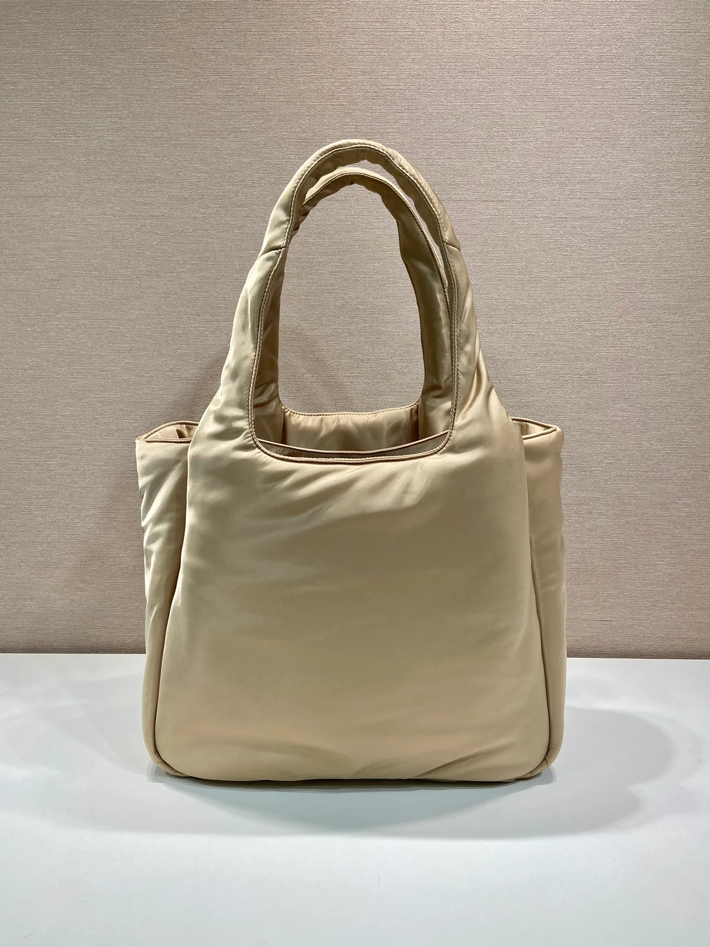 💰1260🎉Extra large tote bag🎉1BG449 nylon fabric🎉🎉 This tote bag style handbag is made of imported nylon fabric, simple and very soft to the touch, casual and fashionable, with double handles and magnetic buckles. Open the bag to reveal the nylon lining and three compartments. The space capacity is very large and lightweight🎉🎉Can be carried on the shoulder🎉🎉If you like babies, hurry up and get it🎉🎉 Length 38x Height 34x Bottom 17cm